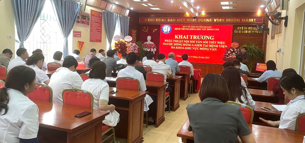 Giám đốc Sở Y tế kiểm tra công tác khắc phục hậu quả sau bão lũ,  công tác phòng chống dịch bệnh và dự Lễ khai trương phẫu thuật nội soi tán sỏi tiết niệu ngược dòng bằng Lasser tại khu vực Đồng Văn