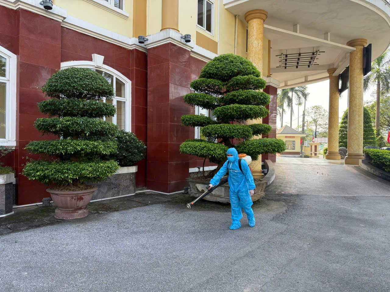 Trung tâm Kiểm soát bệnh tật tỉnh Tuyên Quang phun hóa chất tiêu độc,  khử trùng tại trụ sở Đoàn Đại biểu Quốc hội và Hội đồng nhân dân tỉnh