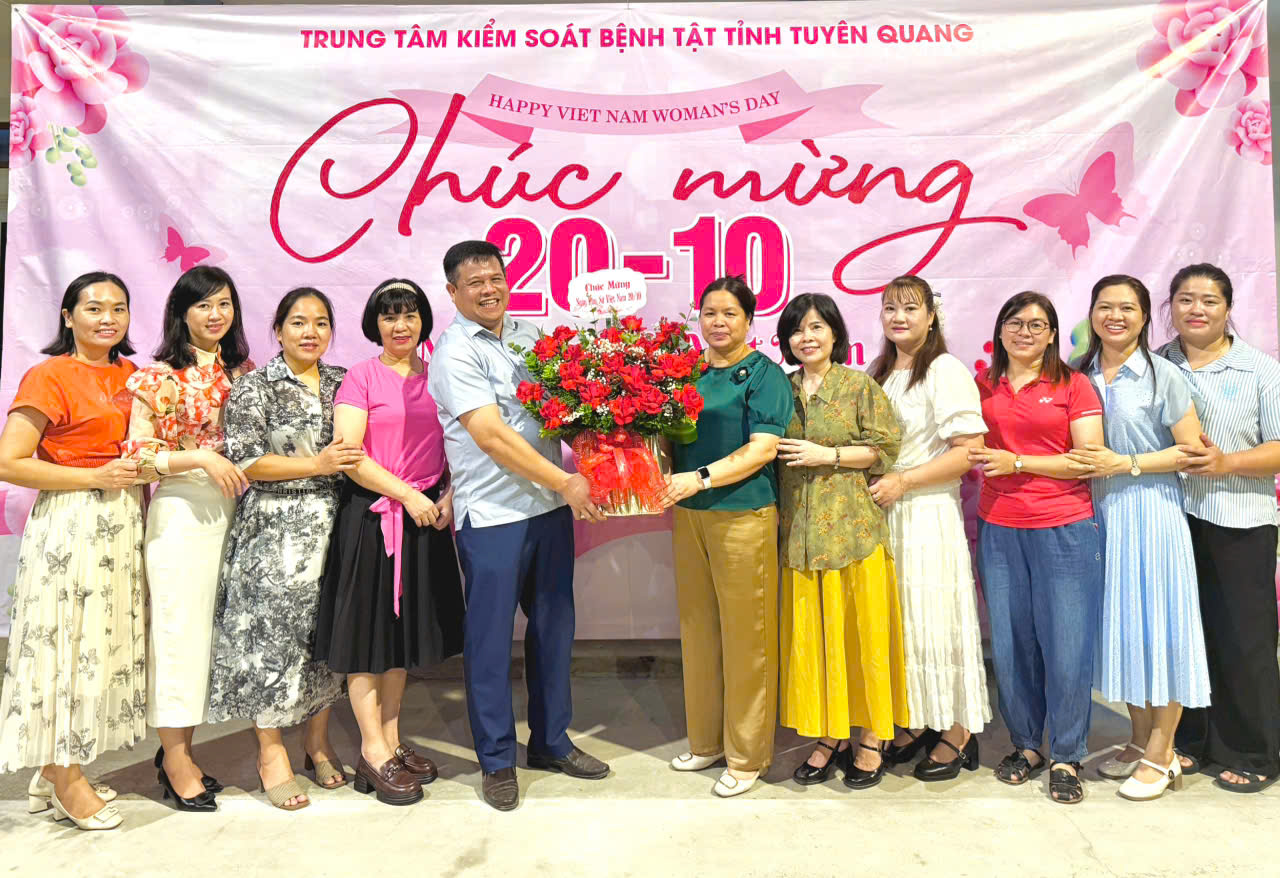 Đồng chí Vũ Chí Thành, Phó Giám đốc - Trung tâm Kiểm soát bệnh tật tỉnh phát biểu và tặng hoa chúc mừng đồng chí Nguyễn Thị Thanh Hương – Giám đốc Trung tâm Kiểm soát bệnh tật và các chị, em trong đơn vị.