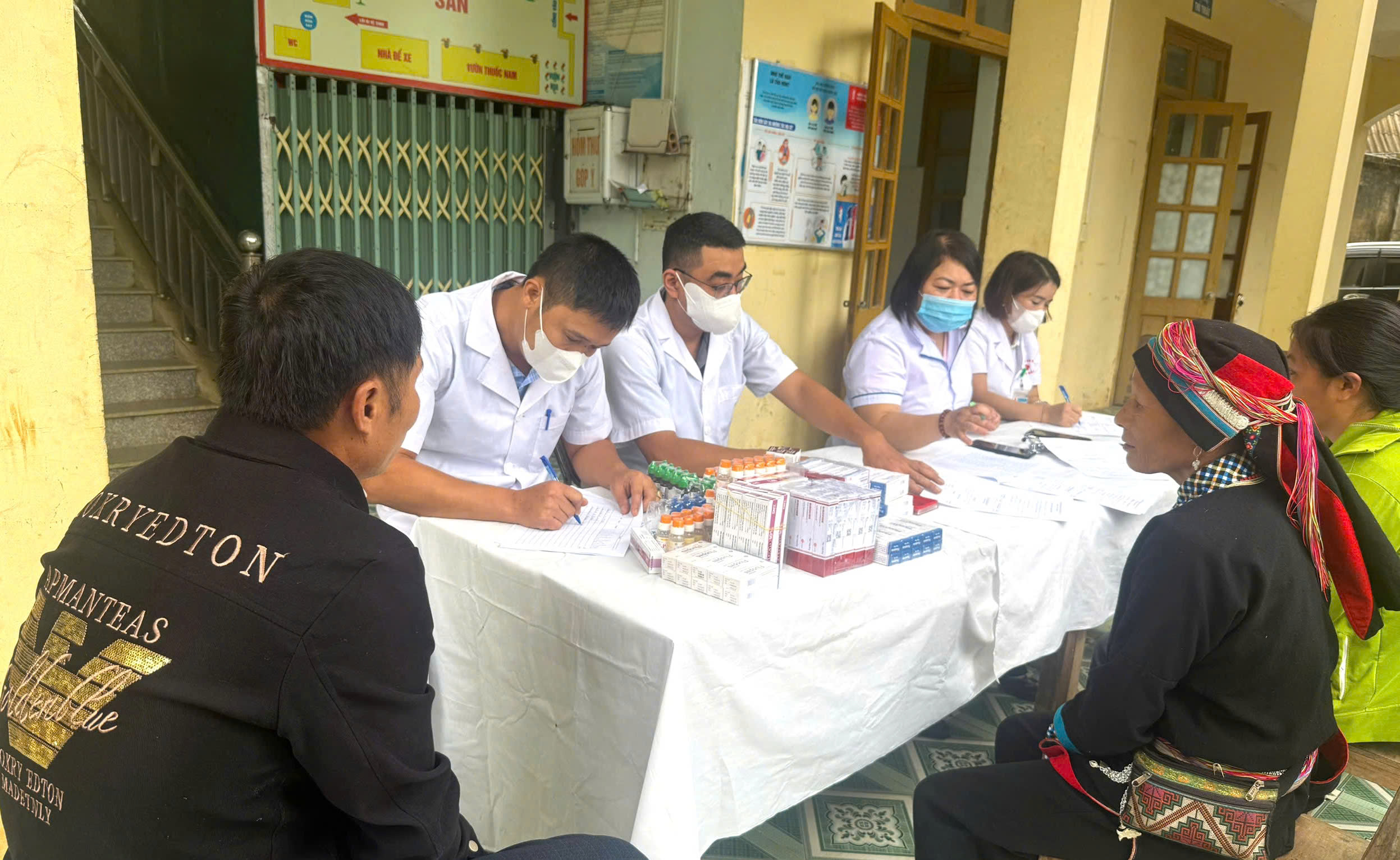 Phối hợp khám phong, da liễu tại xã Minh Sơn, Đường Hồng và Giáp Trung