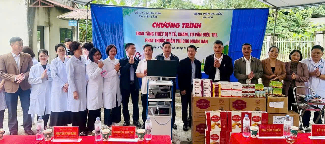 Đoàn công tác của Bệnh viện Da liễu Hà Nội trao tặng thiết bị y tế và khám bệnh, phát thuốc miễn phí tại xã Việt Lâm