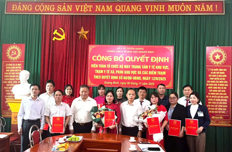 Trung tâm Y tế khu vực Quang Bình công bố quyết định bổ nhiệm Trưởng khoa, phòng, Trưởng Trạm, phụ trách Trạm y tế