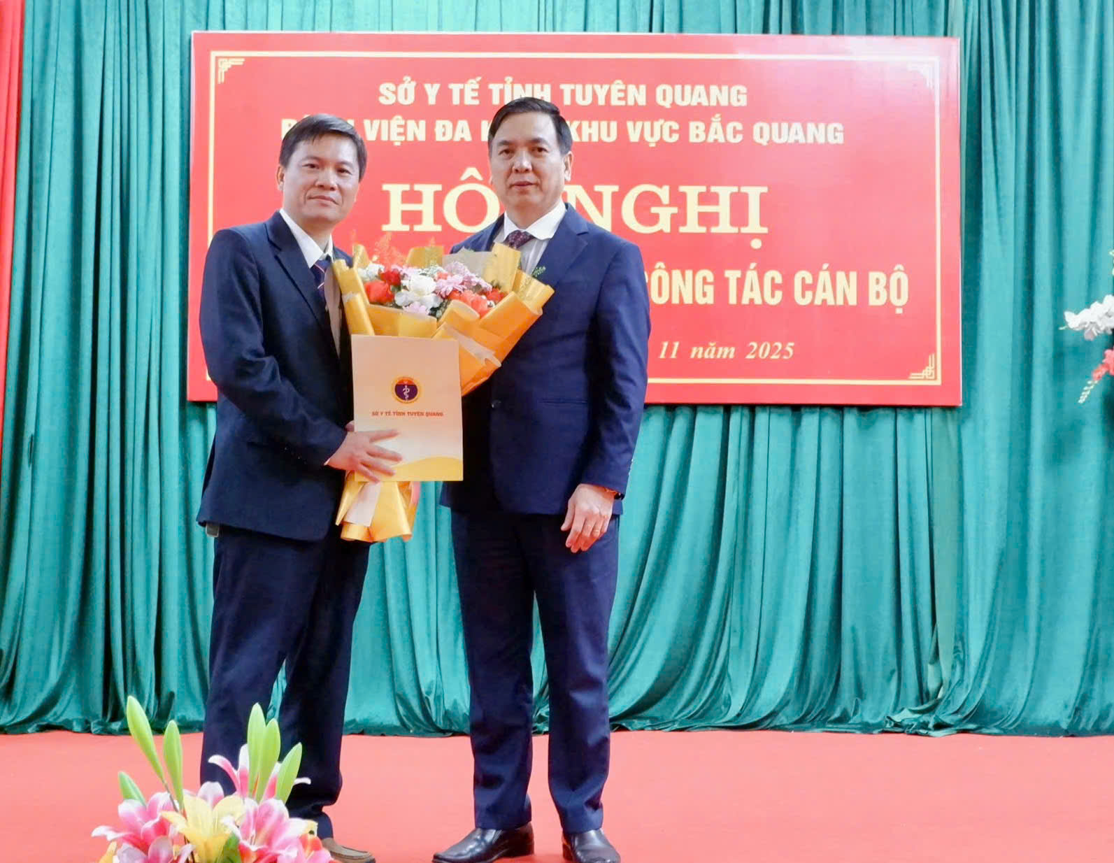 Bác sĩ CKII Nguyễn Thành Hưng - Giám đốc Sở Y tế trao quyết định và tặng hoa chúc mừng đồng chí Hoàng Minh Tuấn