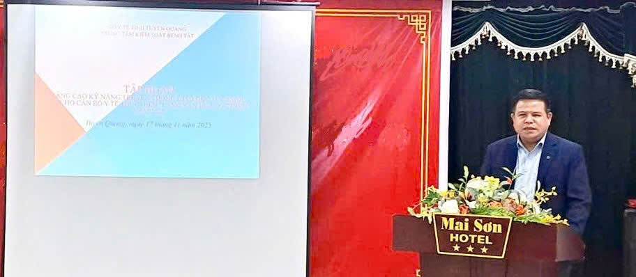 Đồng chí Vũ Chí Thành – Phó Giám đốc Trung tâm Kiểm soát bệnh tật tỉnh phát biểu khai mạc lớp tập huấn.