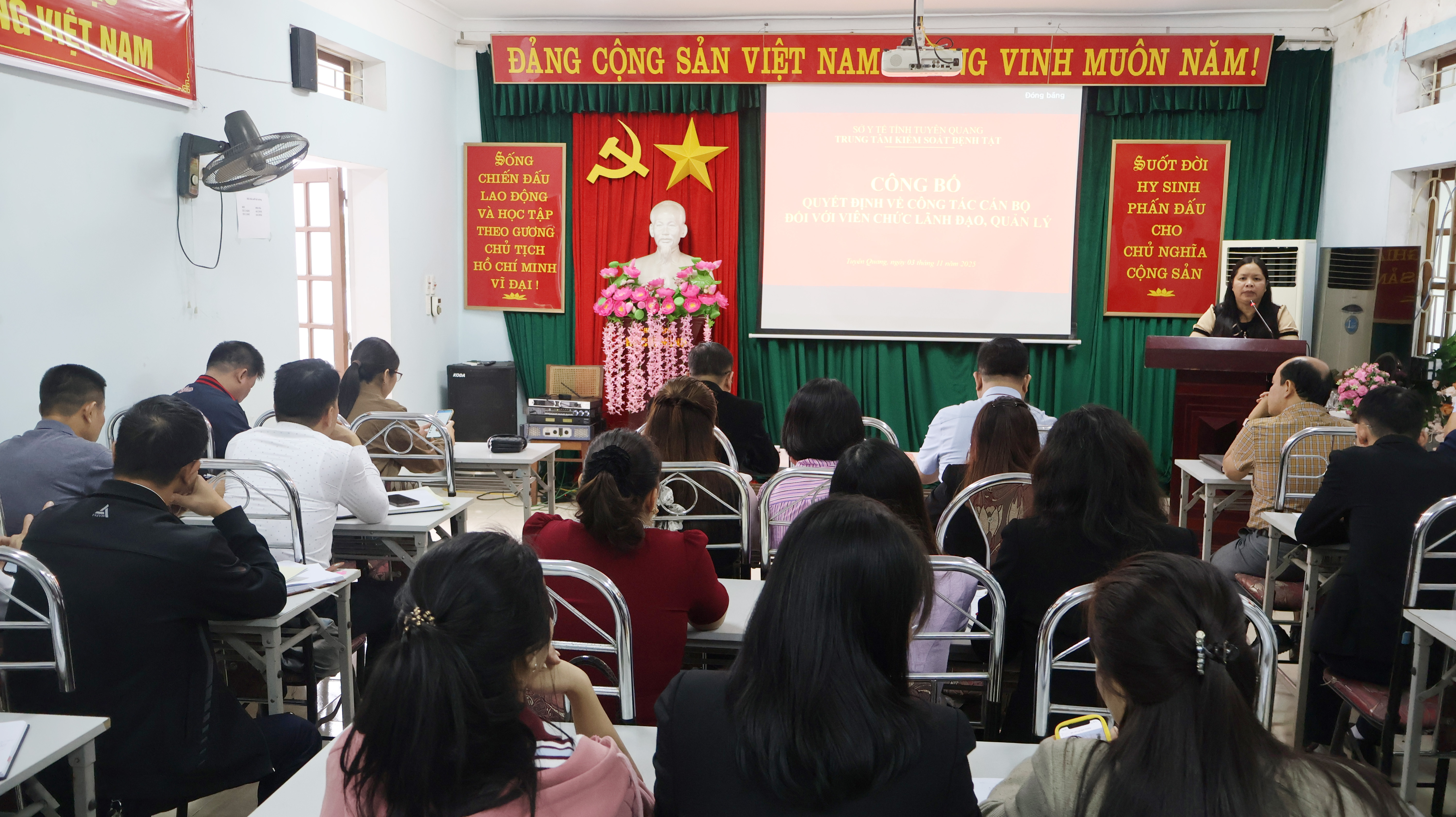 Đồng chí Nguyễn Thị Thanh Hương, Giám đốc Trung tâm Kiểm soát bệnh tật tỉnh phát biểu tại buổi công bố