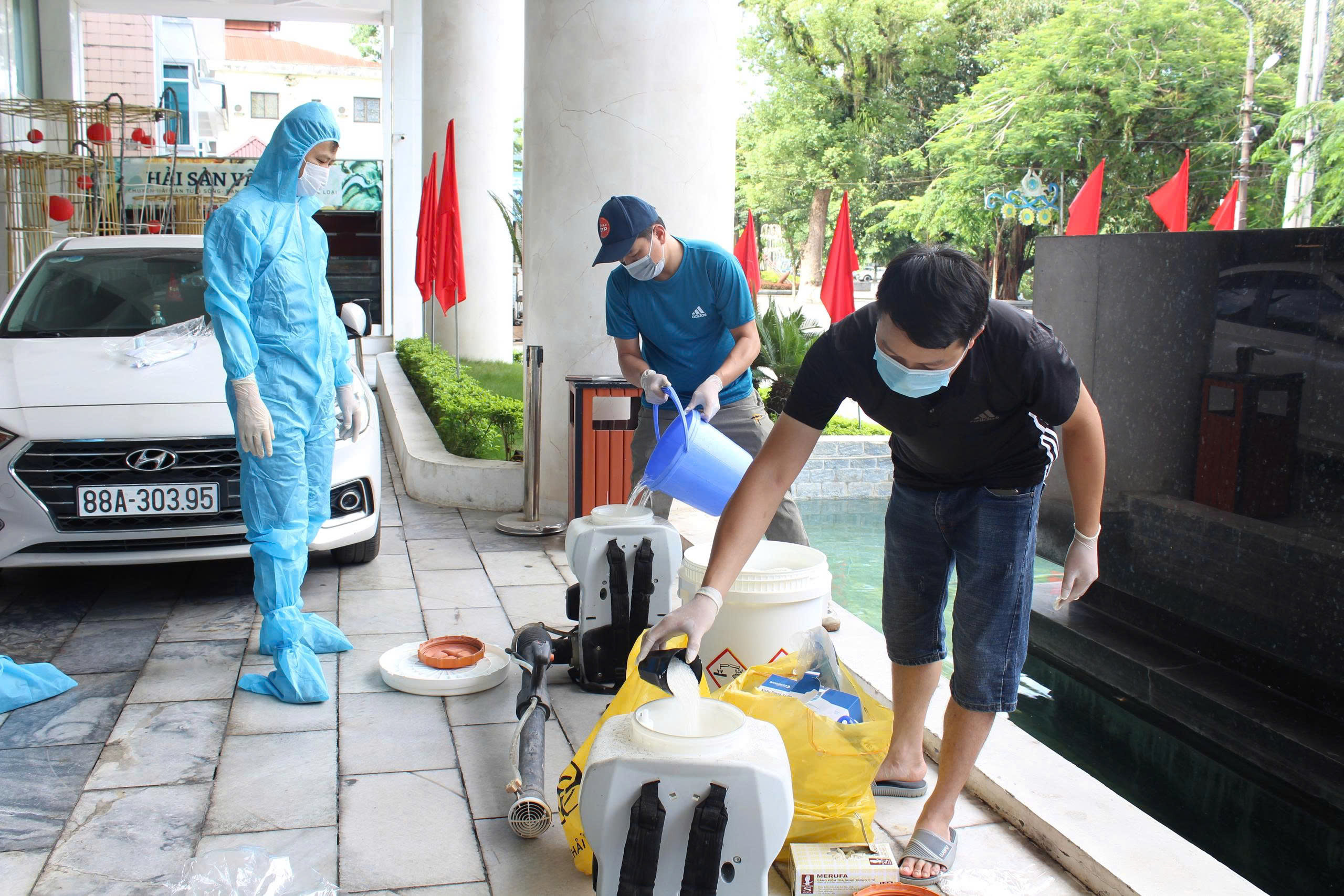 Chuẩn bị thiết bị, hóa chất phun khử khuẩn tại các khu vực diễn ra kỳ họp chuyên đề lần thứ tư HĐND tỉnh