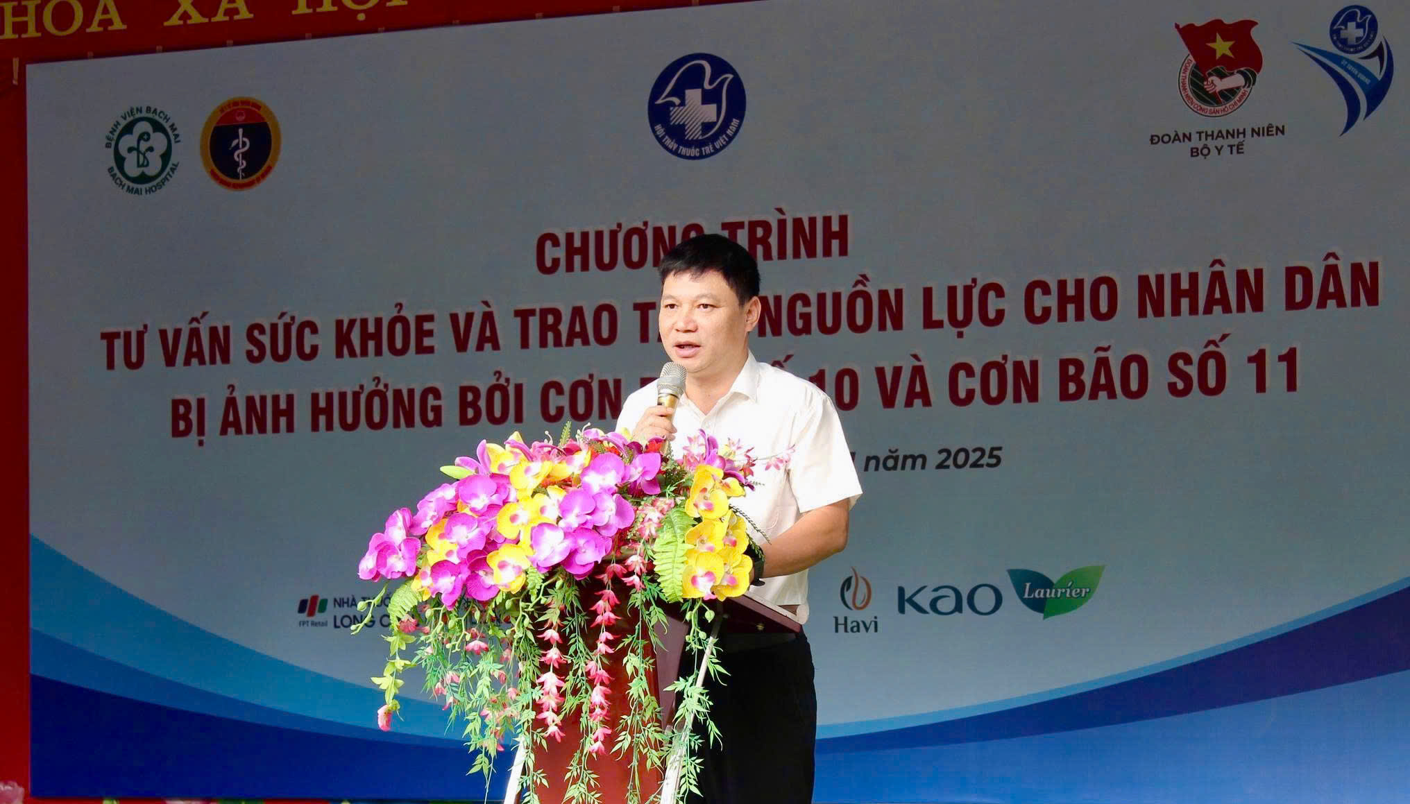 Đồng chí Vũ Hùng Vương, Phó Giám đốc Sở Y tế, Chủ tịch Hội Thầy thuốc trẻ tỉnh Tuyên Quang phát biểu khai mạc