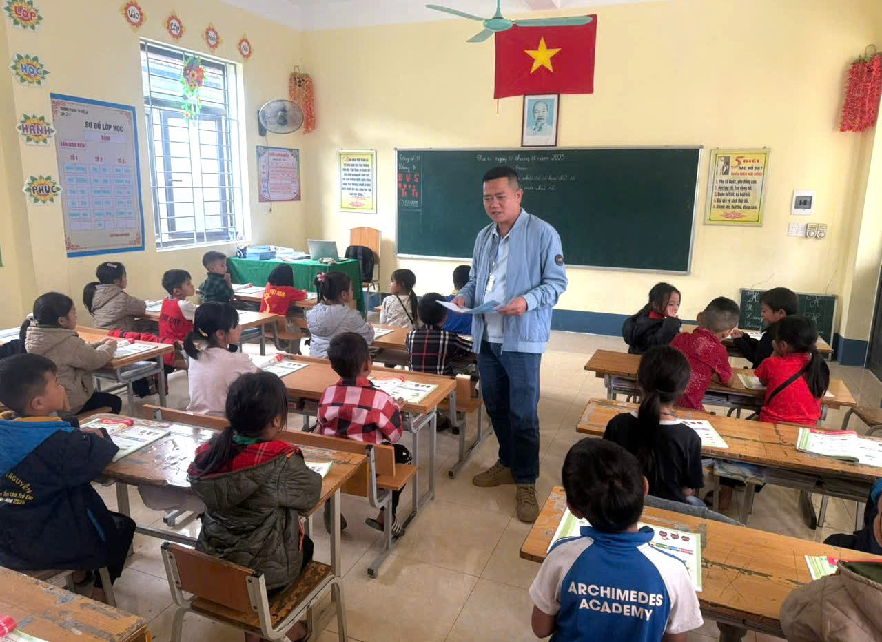 Cán bộ Trung tâm Y tế khu vực Xín Mần truyền thông tại Trường Tiểu học Chế Là xã Nấm Dẩn, tỉnh Tuyên Quang