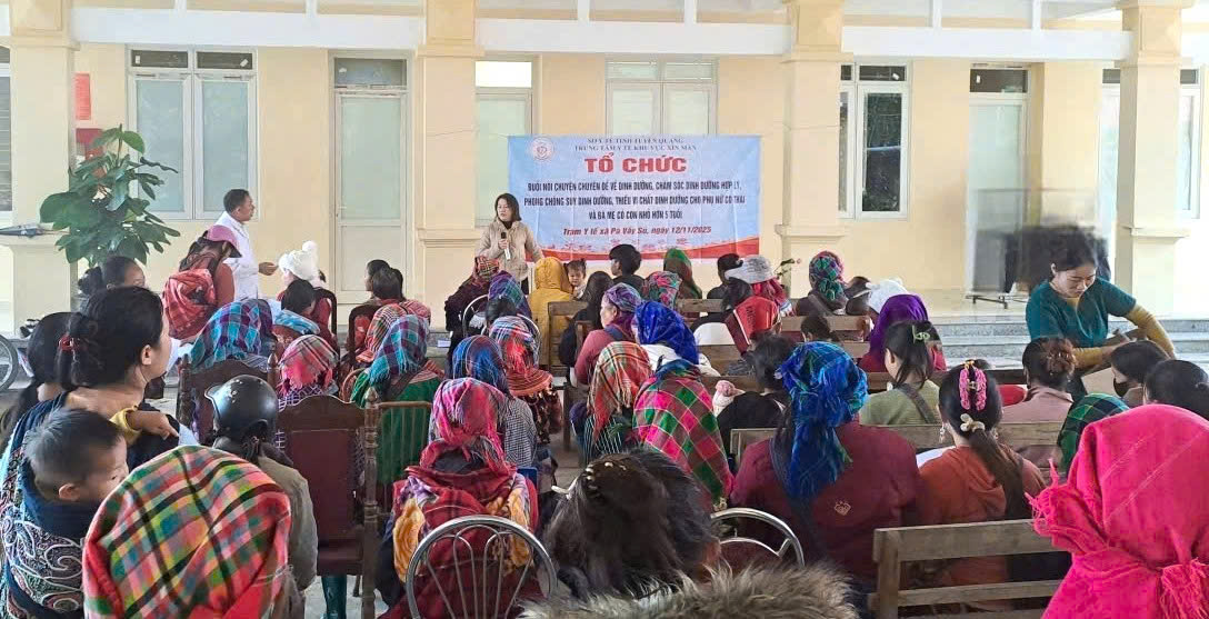 Cán bộ khoa SKSS – Dân số - TTGDSK hướng dẫn bà con lựa chọn và sử dụng thực phẩm dinh dưỡng sẵn có tại địa phương để đảm bảo dinh dưỡng cho trẻ nhỏ