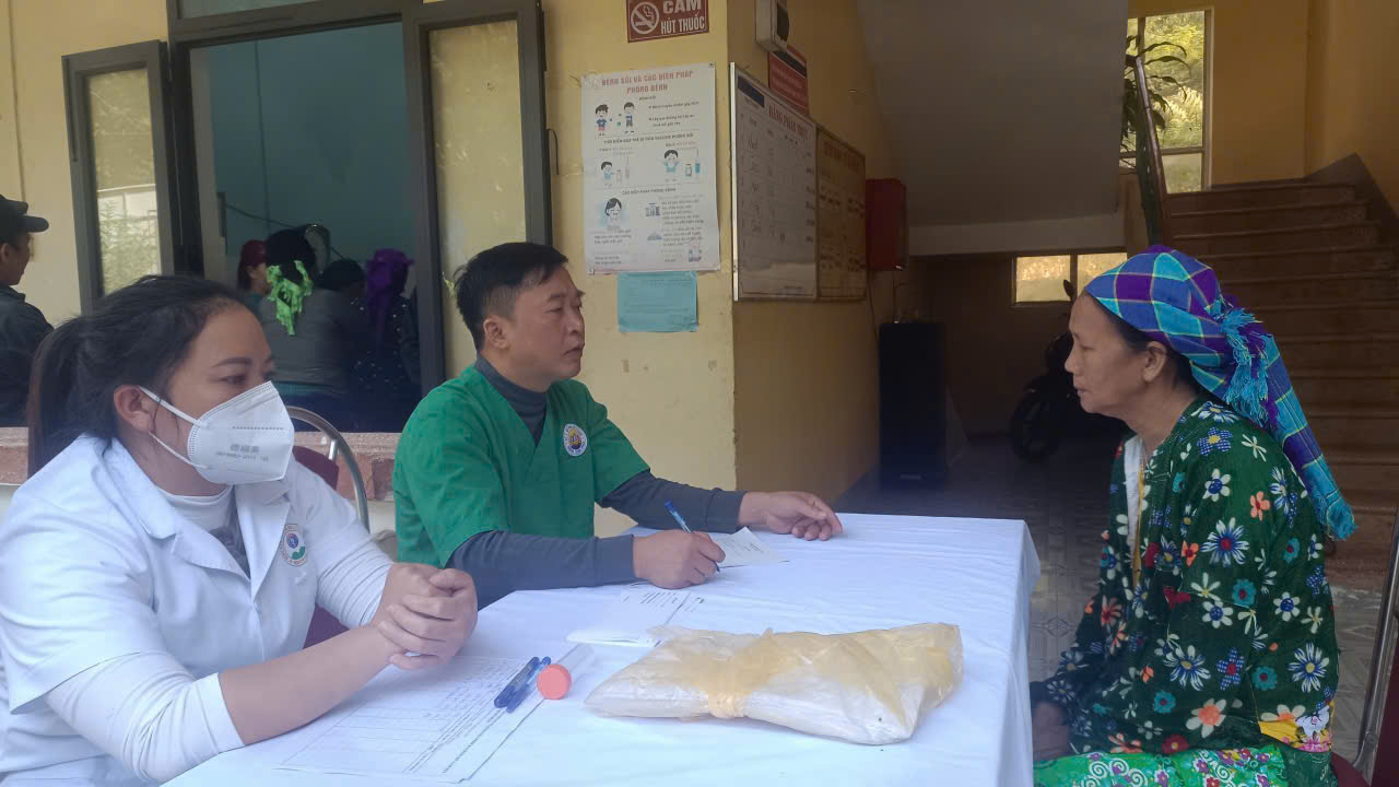 Các y, bác sỹ khám cho người dân xã Cán Tỷ
