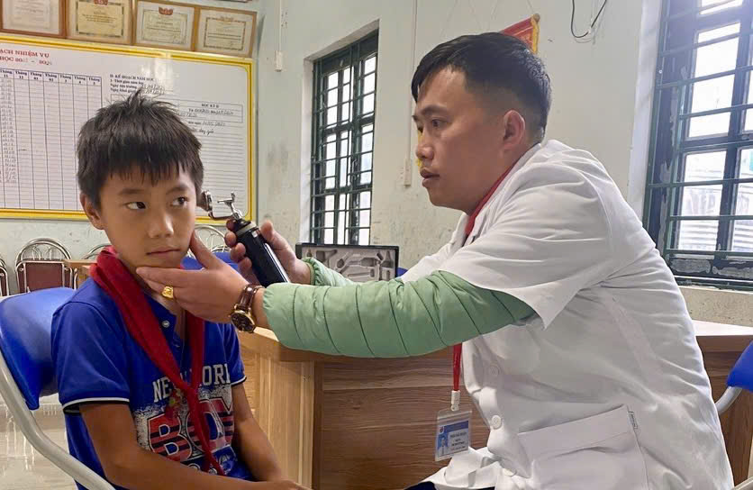 Các y, bác sĩ khám sức khoẻ cho học sinh tại liên trường TH&THCS Sà Phìn