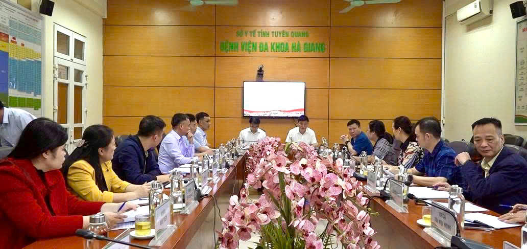 1. Đồng chí Vũ Hùng Vương, Phó Giám đốc Sở Y tế chủ trì, cùng đồng chí Phạm Đình Chính, Phó Giám đốc Bảo hiểm xã hội tỉnh chủ trì buổi làm việc