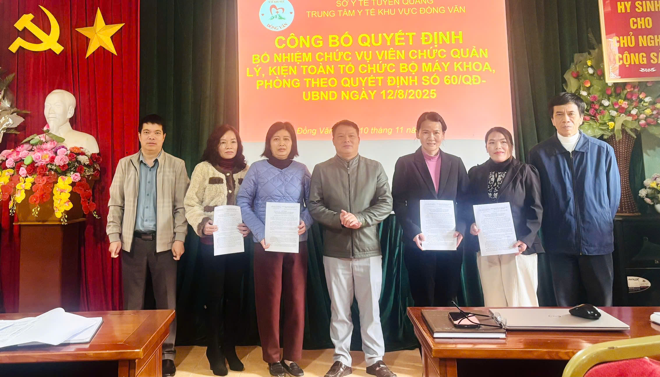 Ban Giám đốc Trung tâm Y tế khu vực Đồng Văn trao Quyết định, chúc mừng các đồng chí được bổ nhiệm.