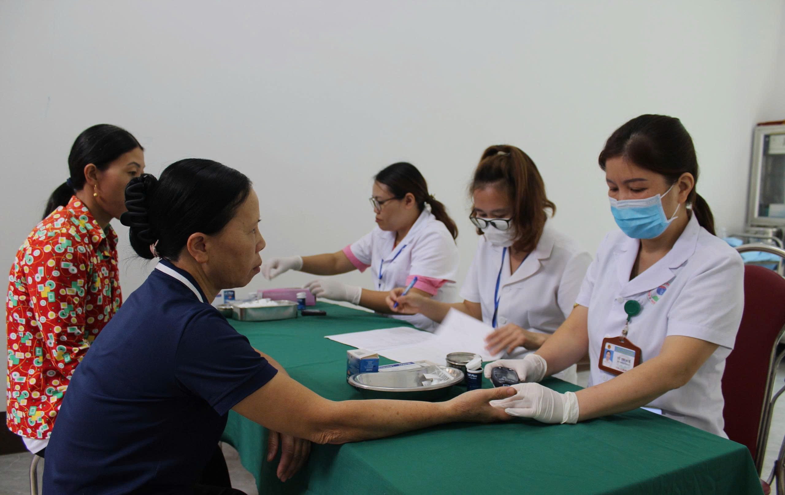 Test đường huyết cho người dân tại Phòng khám Đa khoa khu vực Tùng Vài, tỉnh Tuyên Quang