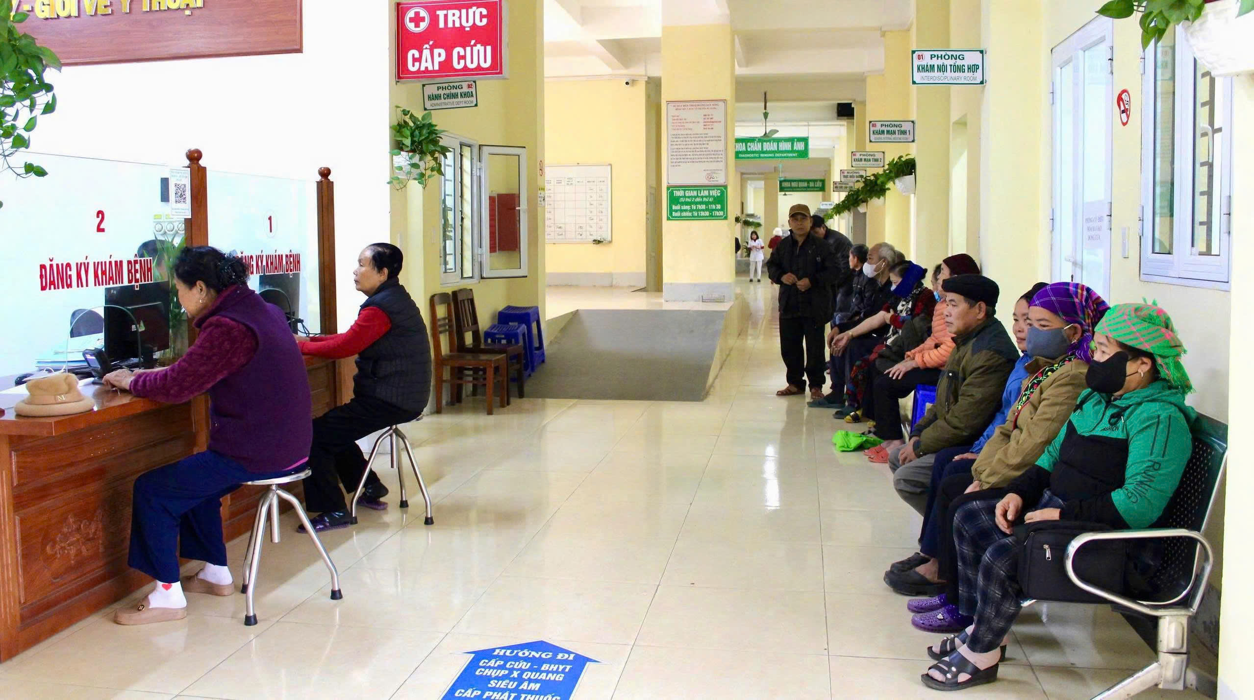 Người bệnh làm thủ tục khám tại Bệnh viện YDCT Hà Giang.