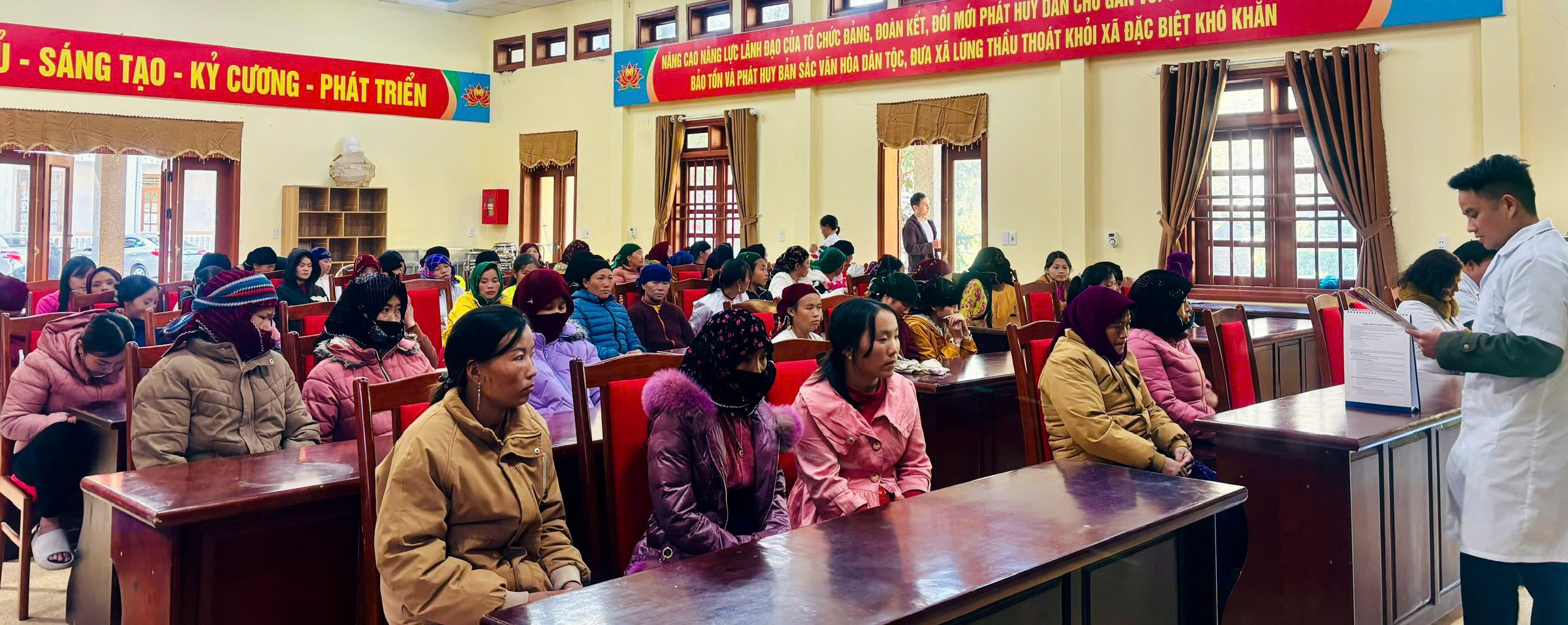 Cán bộ Phòng khám Đa khoa khu vực Phố Bảng truyền thông tại điểm trạm Phố Cáo, Lũng Thầu.