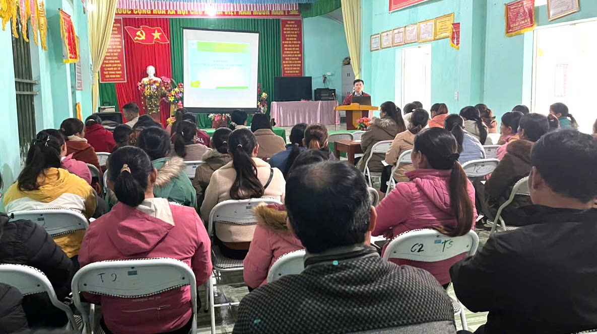 Tập huấn cập nhật kiến thức, kĩ năng truyền thông về chăm sóc sức khỏe người cao tuổi cho nhân viên y tế thôn bản