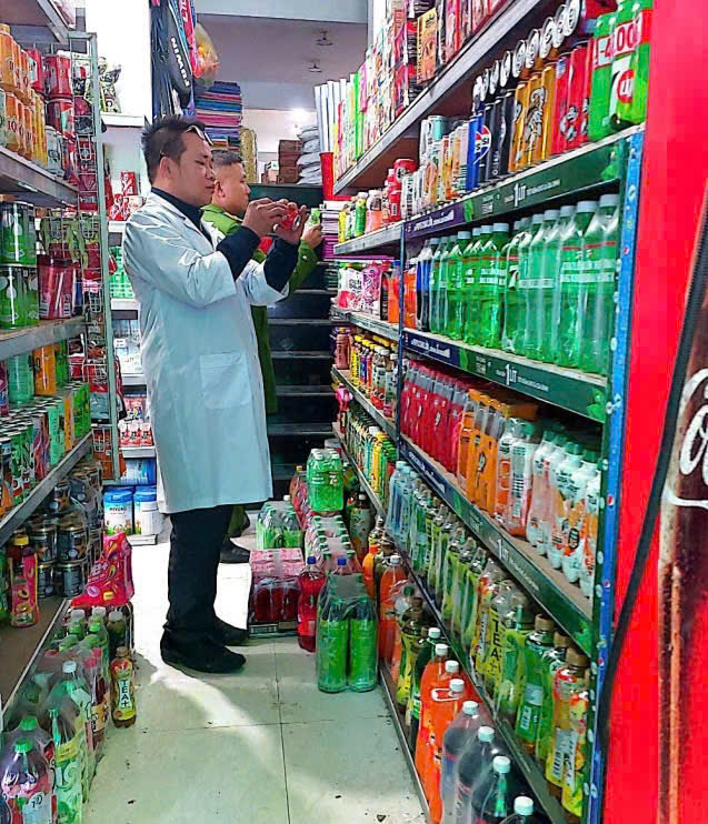 Đoàn tiến hành kiểm tra một số cơ sở kinh doanh trên địa bàn xã.