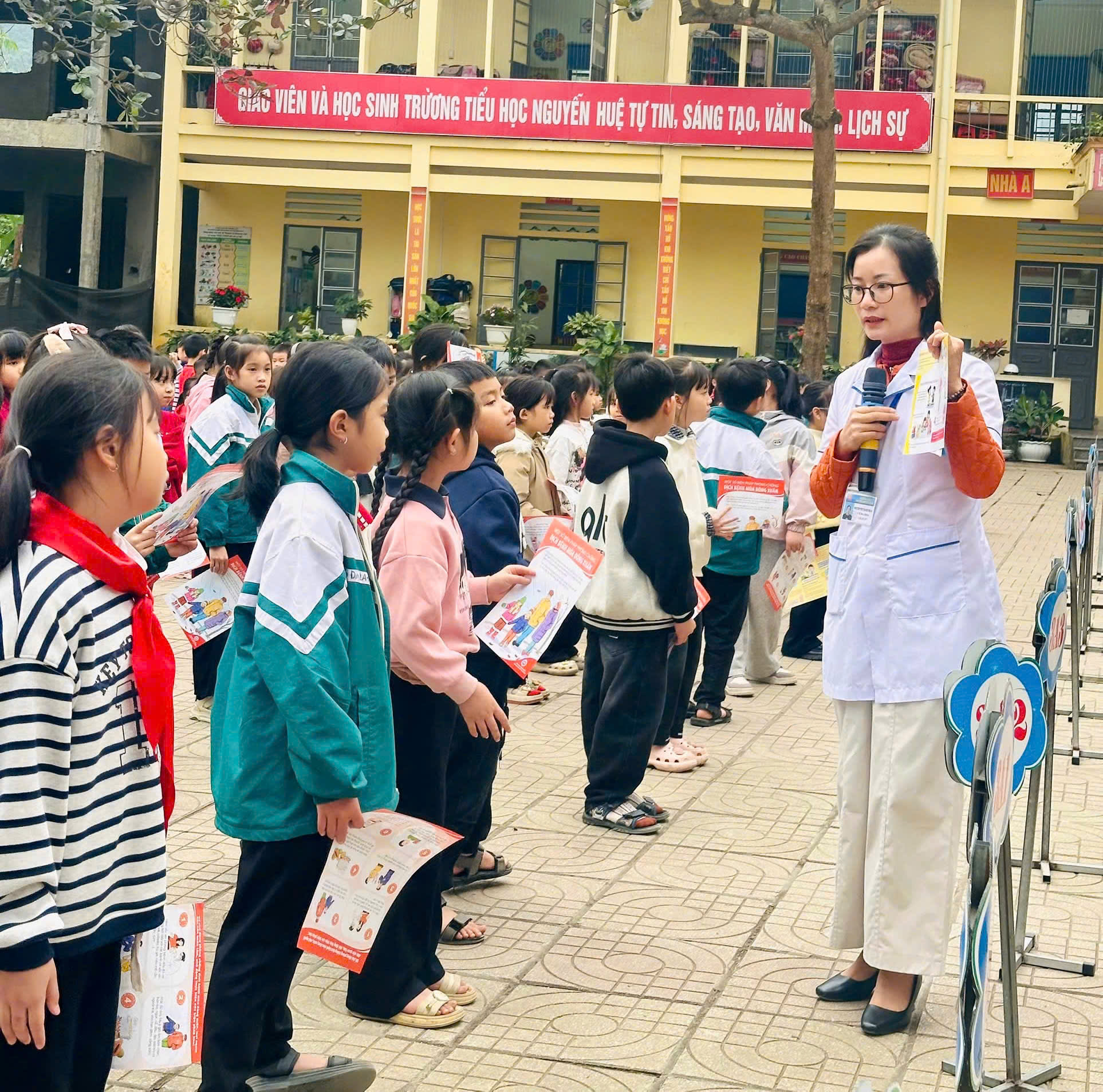Truyền thông phòng, chống dịch bệnh cúm mùa, bệnh do vi rút hợp bào hô hấp và bệnh tay chân miệng tại trường học