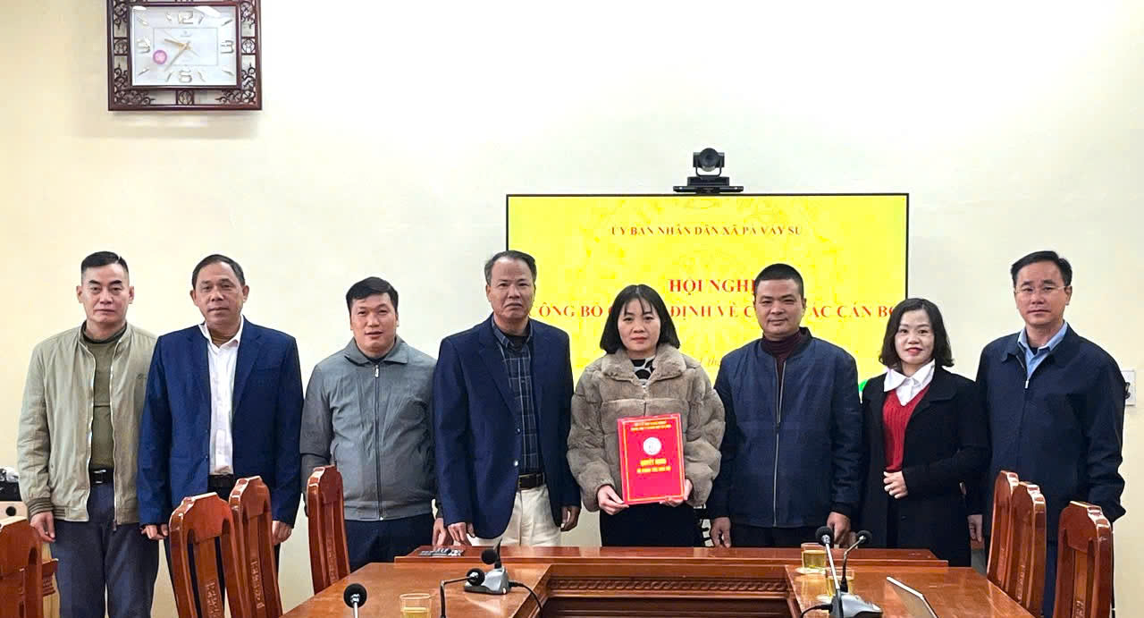 Lãnh đạo TTYTKV Xín Mần, UBND xã Pà Vầy Sủ trao Quyết định cho bà Vũ Thị Nguyệt.