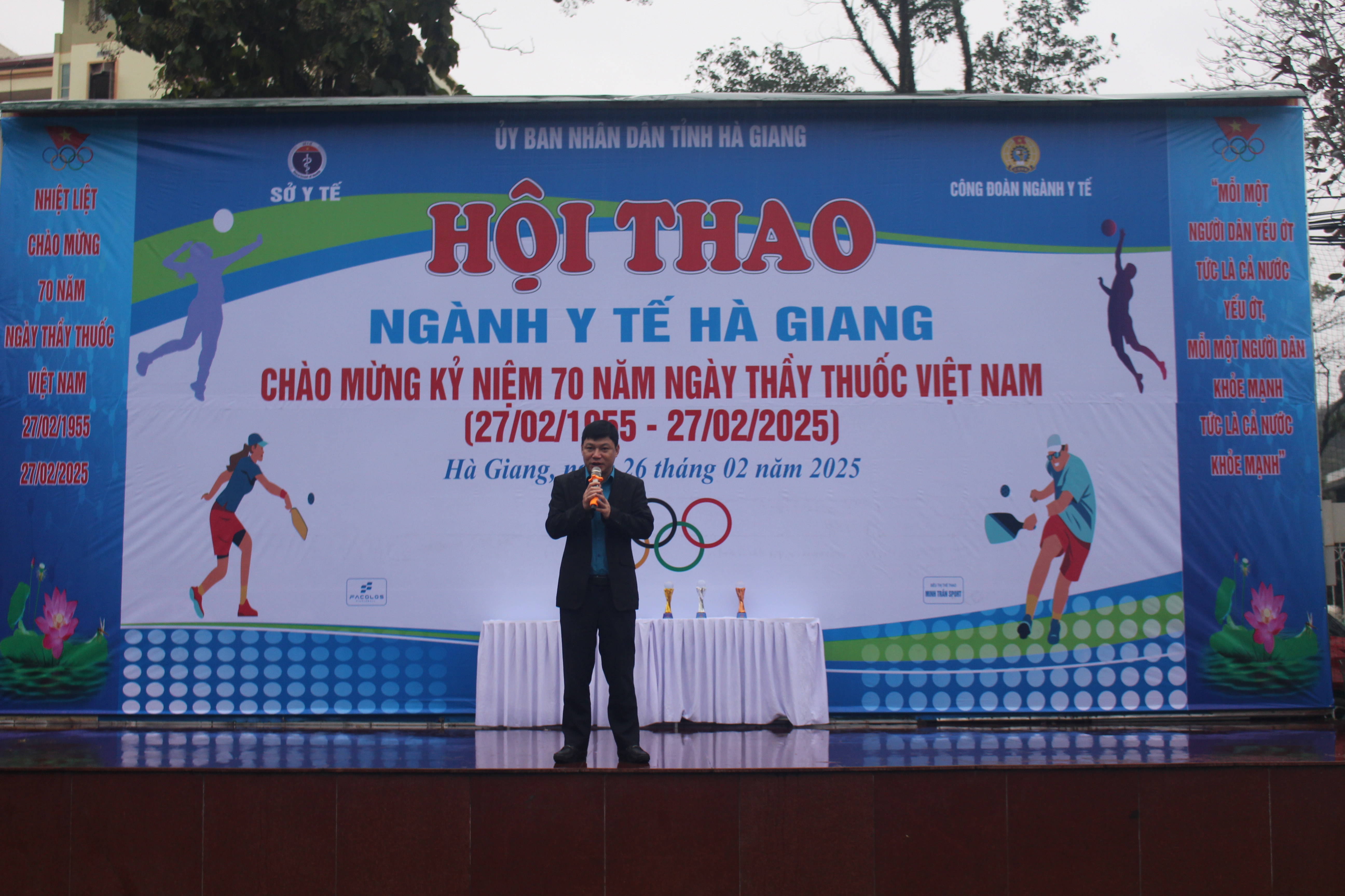 Đồng chí Vũ Hùng Vương Phó Giám đốc Sở Y tế, Chủ tịch Công đoàn ngành Y tế phát biểu khai mạc giải