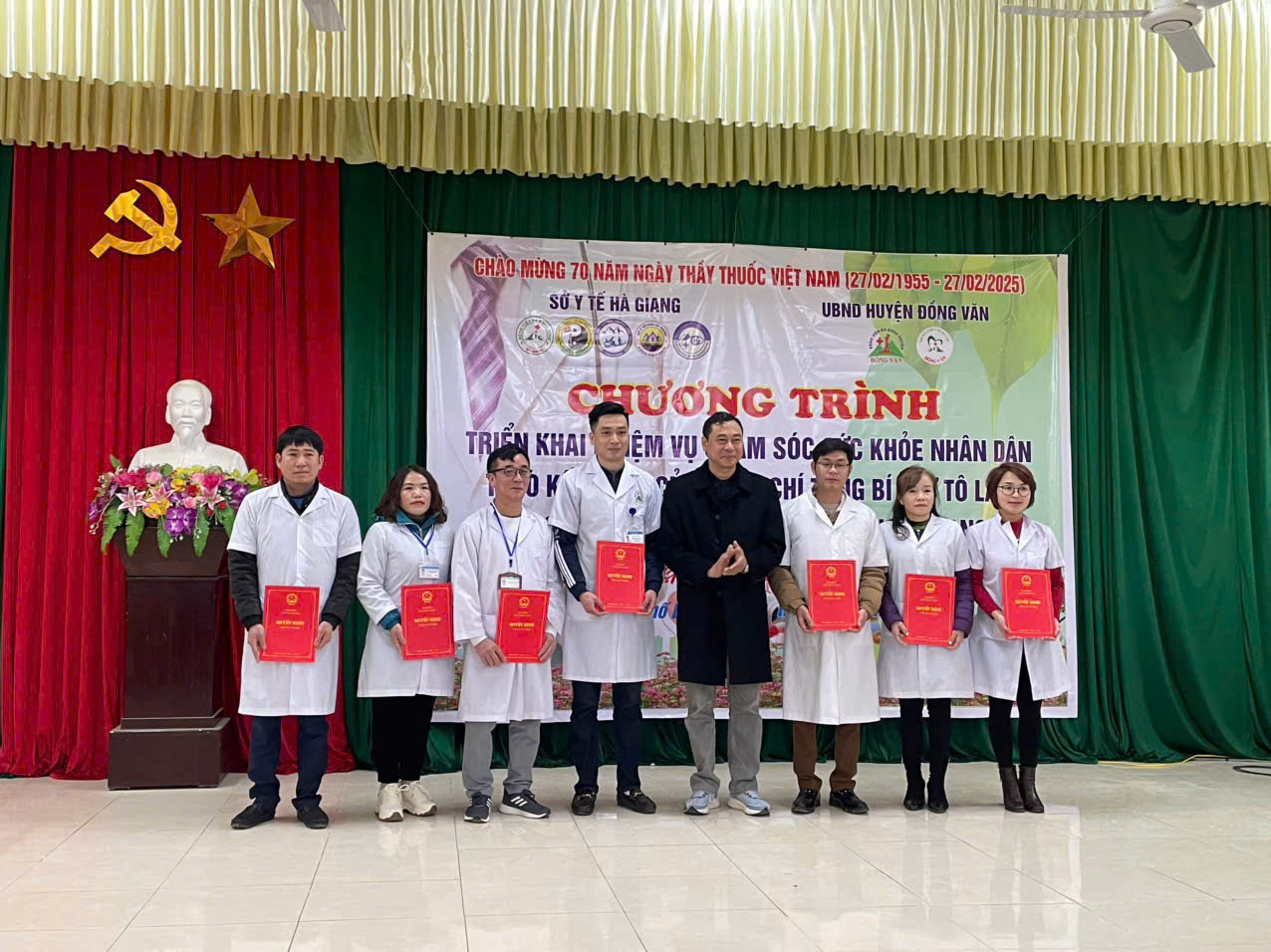 Đồng chí Nguyễn Văn Giao, Giám đốc Sở Y tế trao Quyết định cho các bác sĩ đến nhận công tác tại các xã Biên giới của huyện Đồng Văn 
