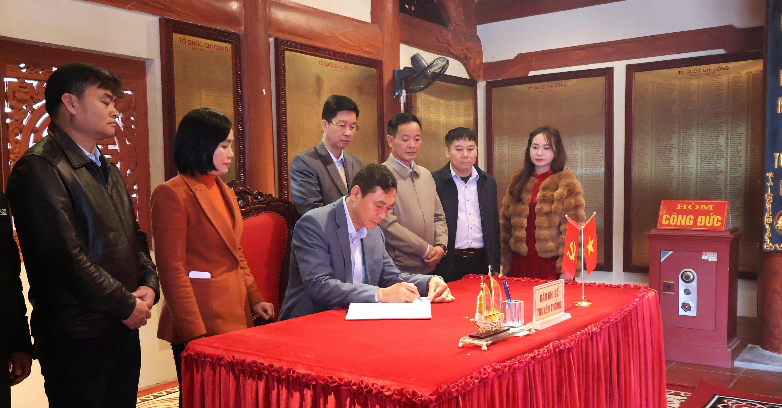 Đ/c Nguyễn Văn Giao, Giám đốc Sở Y tế ghi sổ truyền thống tại Nghĩa trang Quốc gia Vị Xuyên