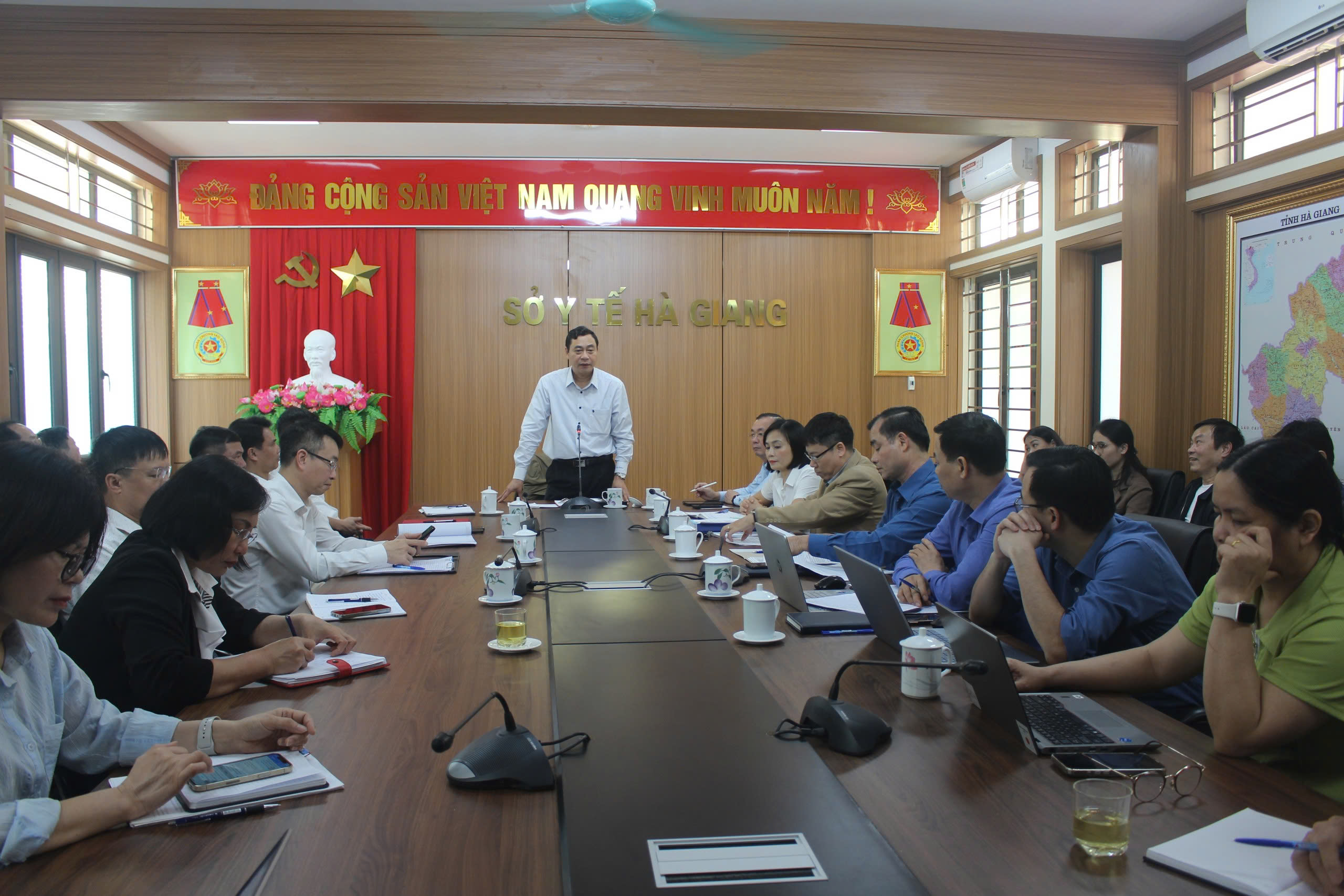 Đồng chí Nguyễn Văn Giao, Bí thư Đảng uỷ, Giám đốc Sở Y tế phát biểu chỉ đạo tại Hội nghị