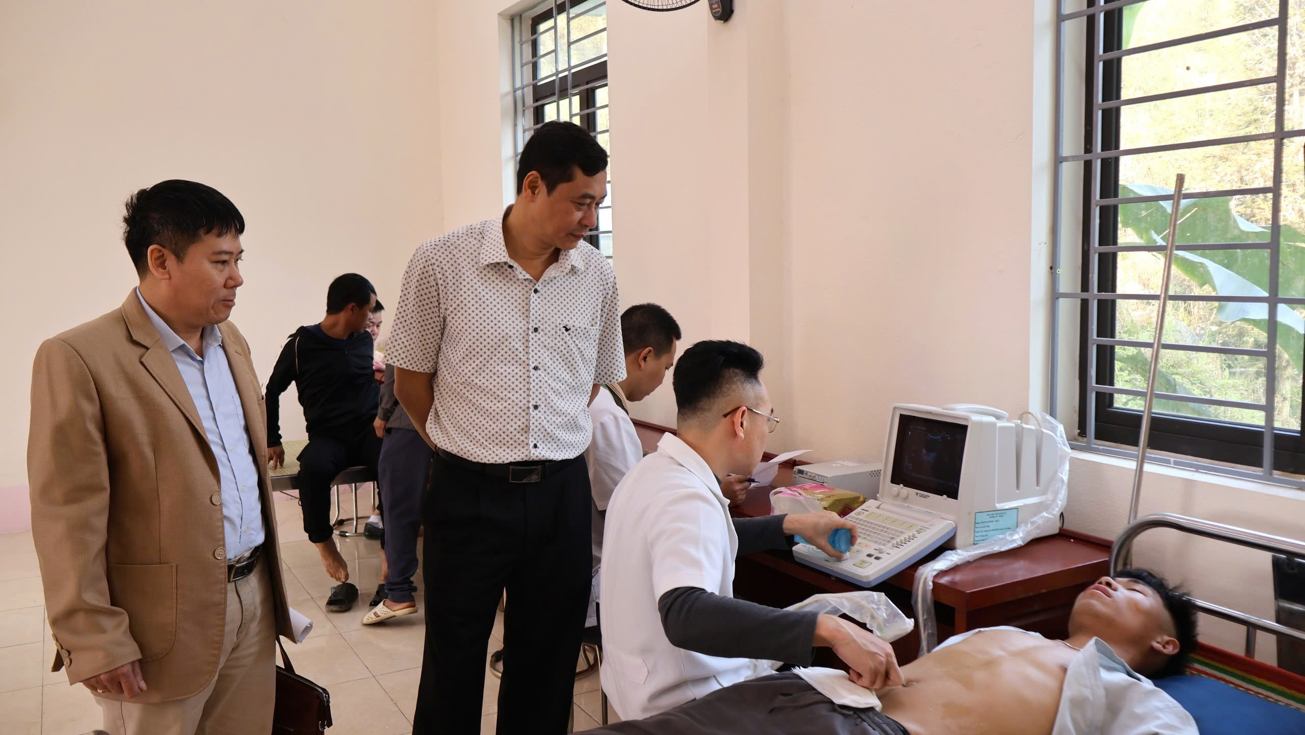 Bác sĩ Siêu âm cho người dân xã Thắng Mố huyện Yên Minh