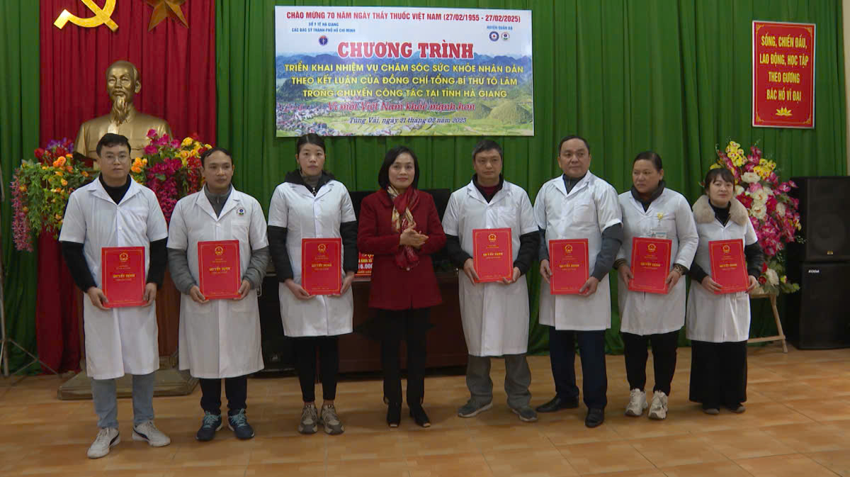 Sở Y tế phối hợp tổ chức khám chữa bệnh, cấp phát thuốc  cho nhân dân trên địa bàn huyện Quản Bạ