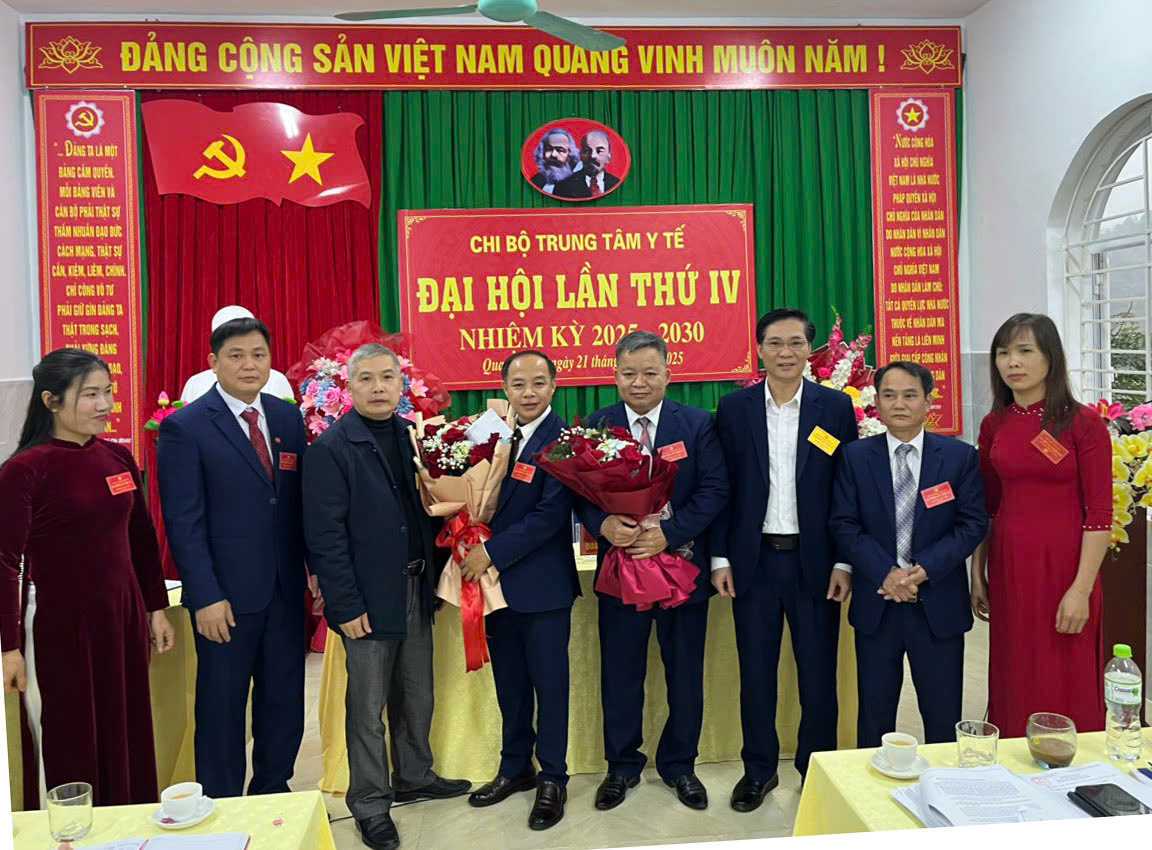 Đồng chí Trần Trung Thành, Ủy viên Ban Thường vụ, Trưởng ban Tổ chức Huyện ủy tặng hoa chúc mừng Chi ủy khóa mới. 