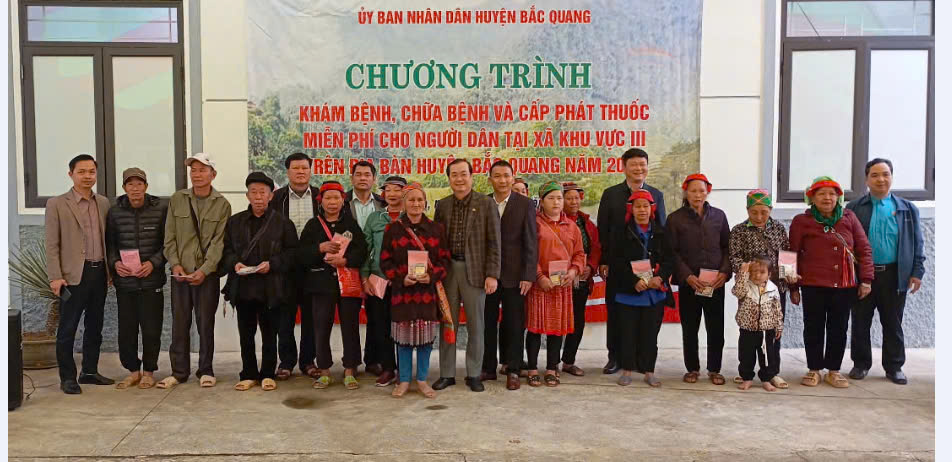 Khám bệnh và cấp thuốc miễn phí cho người dân xã Đồng Tiến huyện Bắc Quang