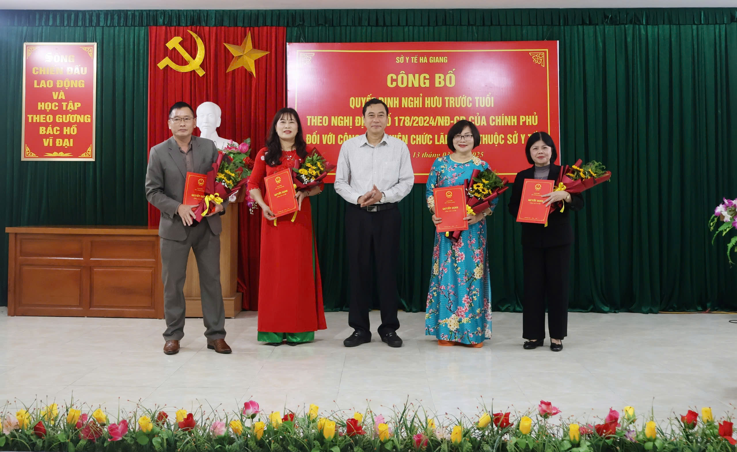 Đ/c Nguyễn Văn Giao, Giám đốc Sở Y tế trao quyết định, tặng hoa chúc mừng các đồng chí được nghỉ hưu trước tuổi.  