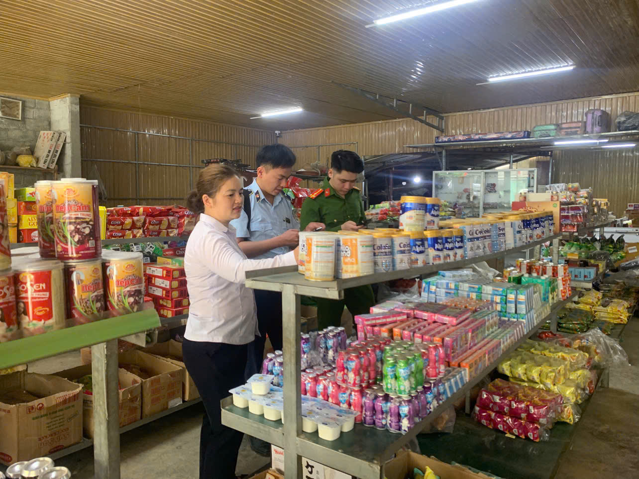 Đoàn liên ngành kiểm tra về vệ sinh an toàn thực phẩm trên địa bàn  huyện Đồng Văn