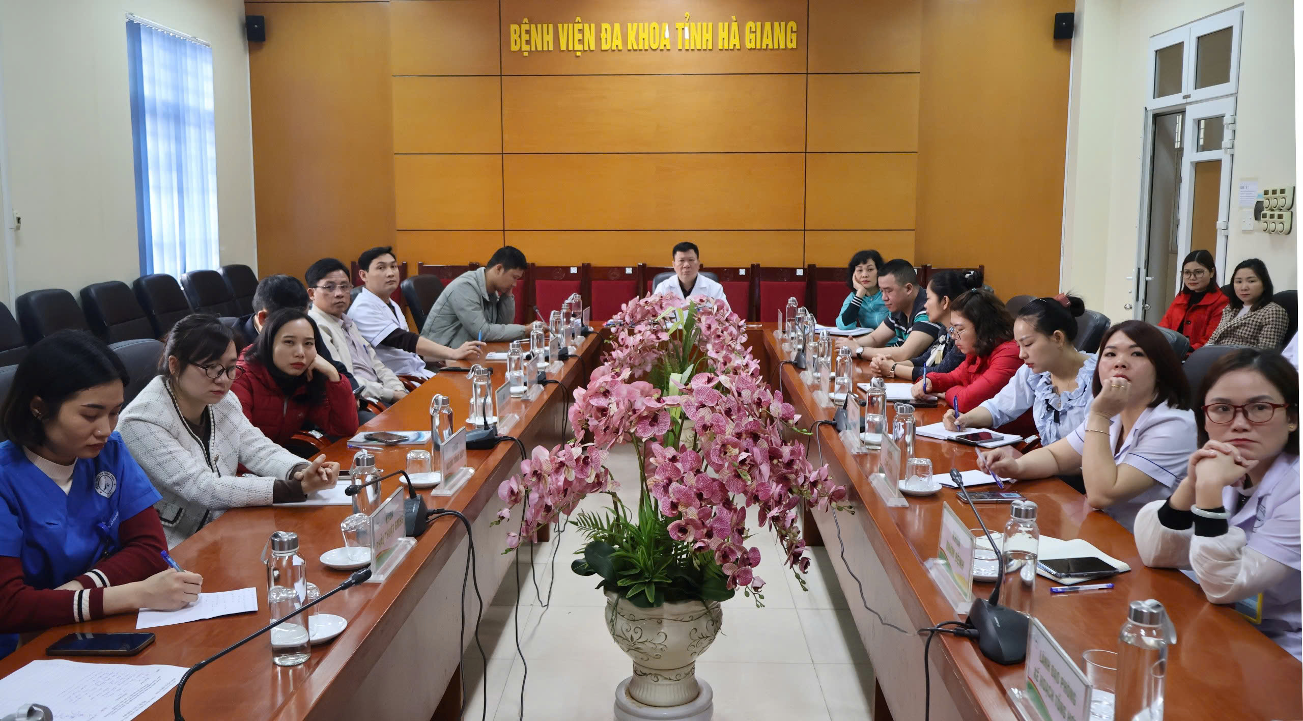 Các đại biểu tham dự hội nghị tập huấn trực tuyến tại điểm cầu Bệnh viện Đa khoa tỉnh