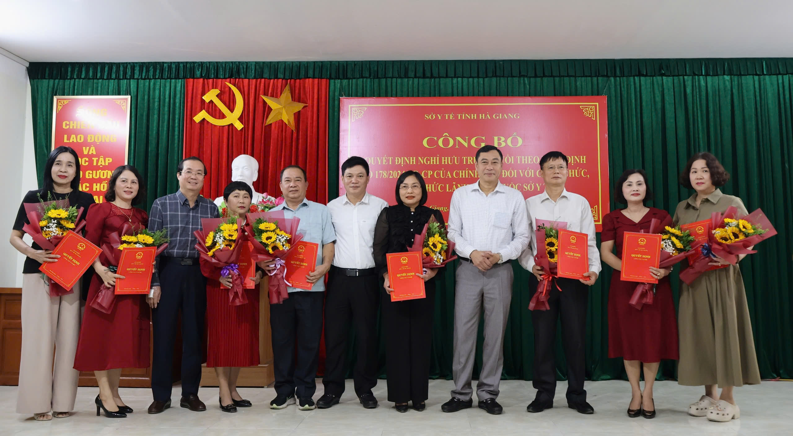Các đồng chí trong Ban Giám đốc Sở Y tế trao Quyết định, tặng hoa chúc mừng các đồng chí được nghỉ hưu trước tuổi.