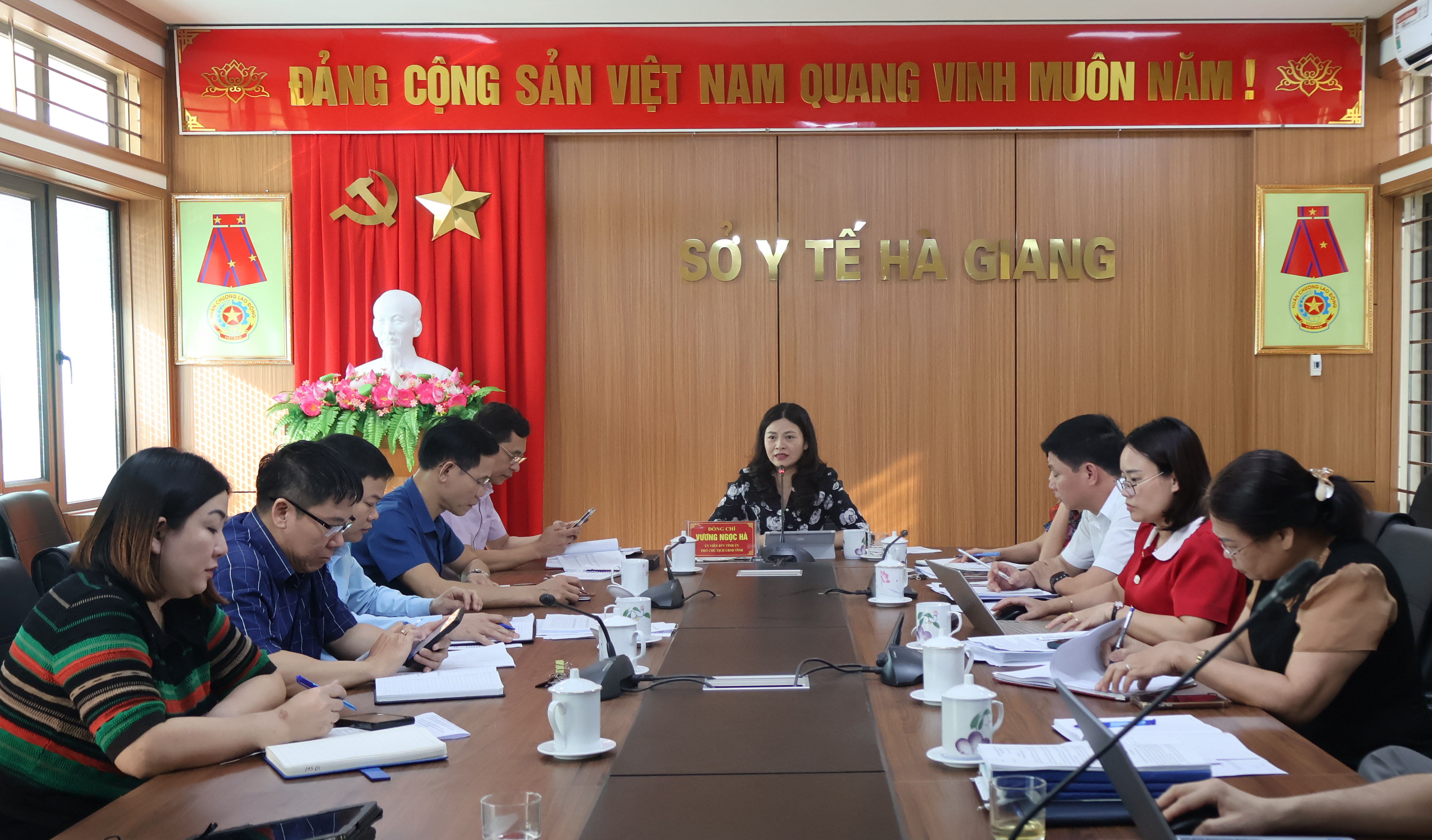 Đồng chí Vương Ngọc Hà, Uỷ viên BTV Tỉnh uỷ, Phó Chủ tịch UBND tỉnh làm việc với Sở Y tế