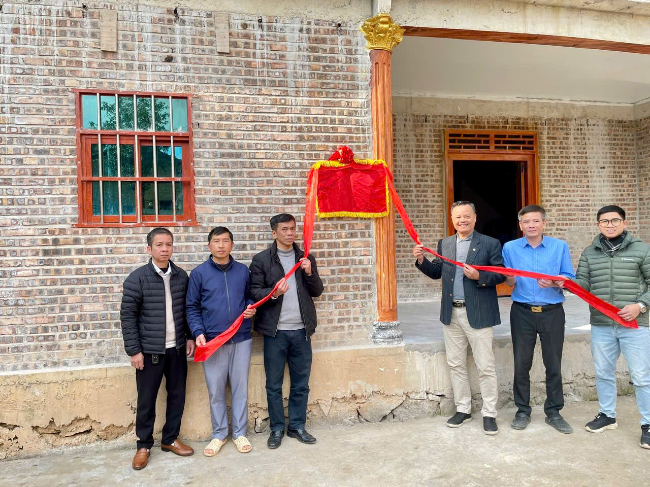 Bệnh viện phụ sản Trung ương trao tiền hỗ trợ làm nhà cho viên chức  Trạm y tế