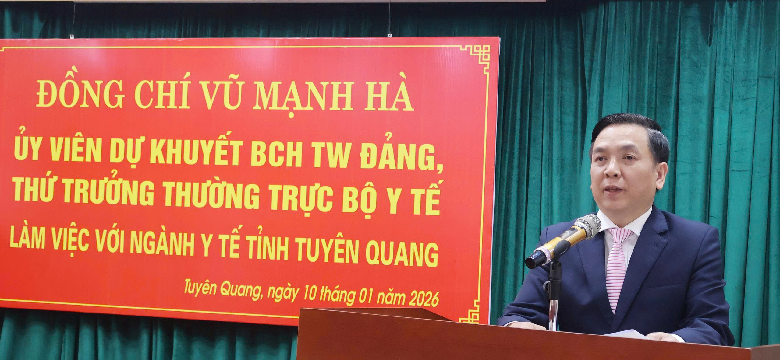 Đồng chí Vũ Mạnh Hà, Uỷ viên dự khuyết BCH Trung ương Đảng,  Thứ trưởng Thường trực Bộ Y tế làm việc với ngành Y tế tỉnh