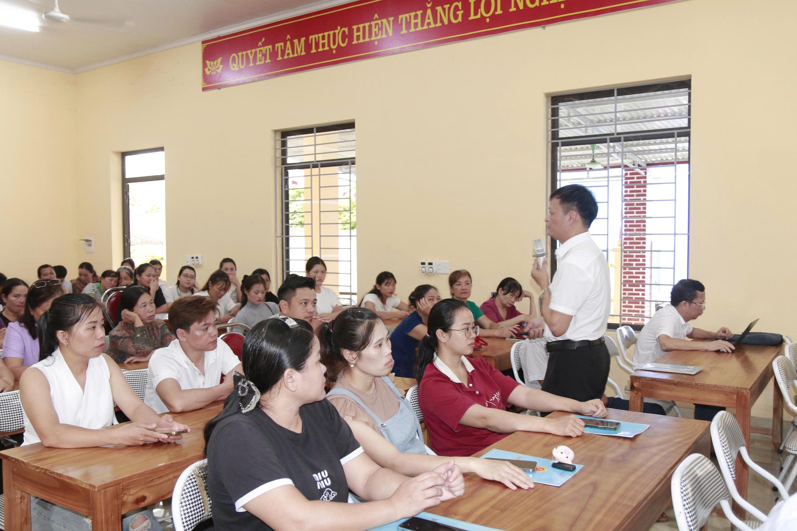 Sở Y tế phối hợp với ủy ban nhân dân xã Tân Quang tập huấn,  phổ biến pháp luật về an toàn thực phẩm năm 2026