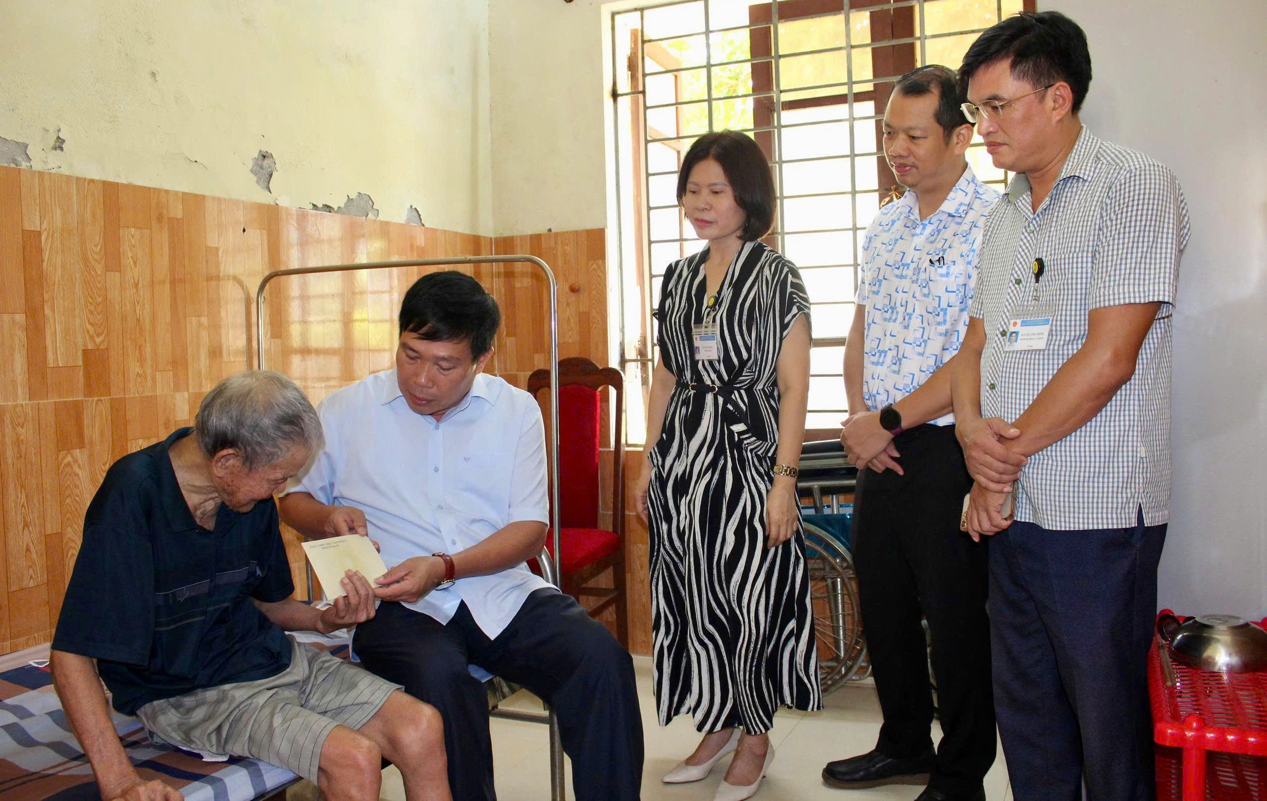 Phó Giám đốc Sở Y tế Hoàng Quốc Cường thăm và tặng quà người cao tuổi nhân Ngày Quốc tế Người cao tuổi