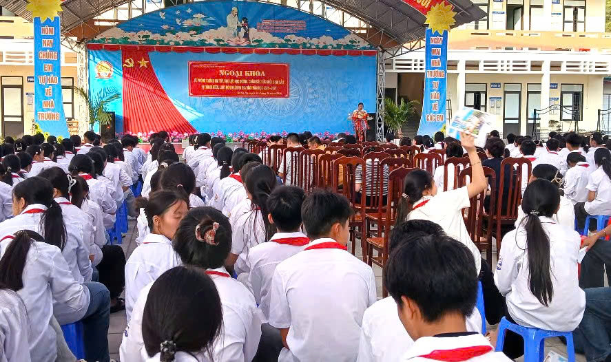 Trạm Y tế xã Quản Bạ phối hợp truyền thông chăm sóc sức khỏe sinh sản vị thành niên, thanh niên trong trường học