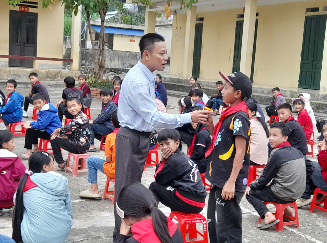 Trạm Y tế xã Tùng Vài phối hợp với Trung tâm Kiểm soát bệnh tật tỉnh Tuyên Quang tổ chức truyền thông về chăm sóc sức khỏe