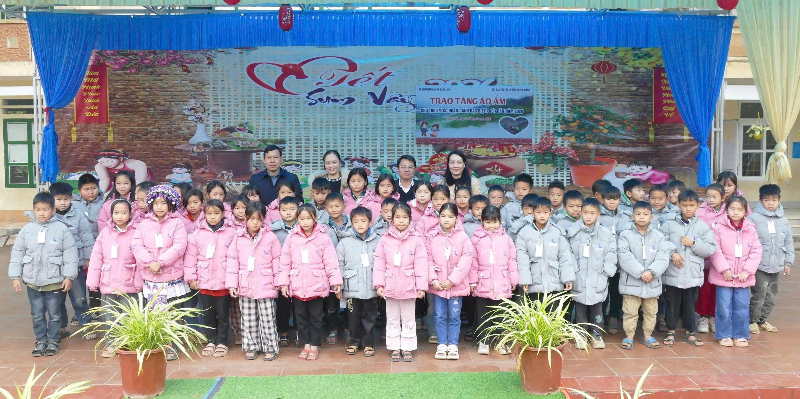 Trung tâm Công tác xã hội và Quỹ bảo trợ trẻ em tỉnh Tuyên Quang triển khai chương trình tặng áo ấm cho trẻ em có hoàn cảnh khó khăn tại các xã biên giới trên địa bàn tỉnh