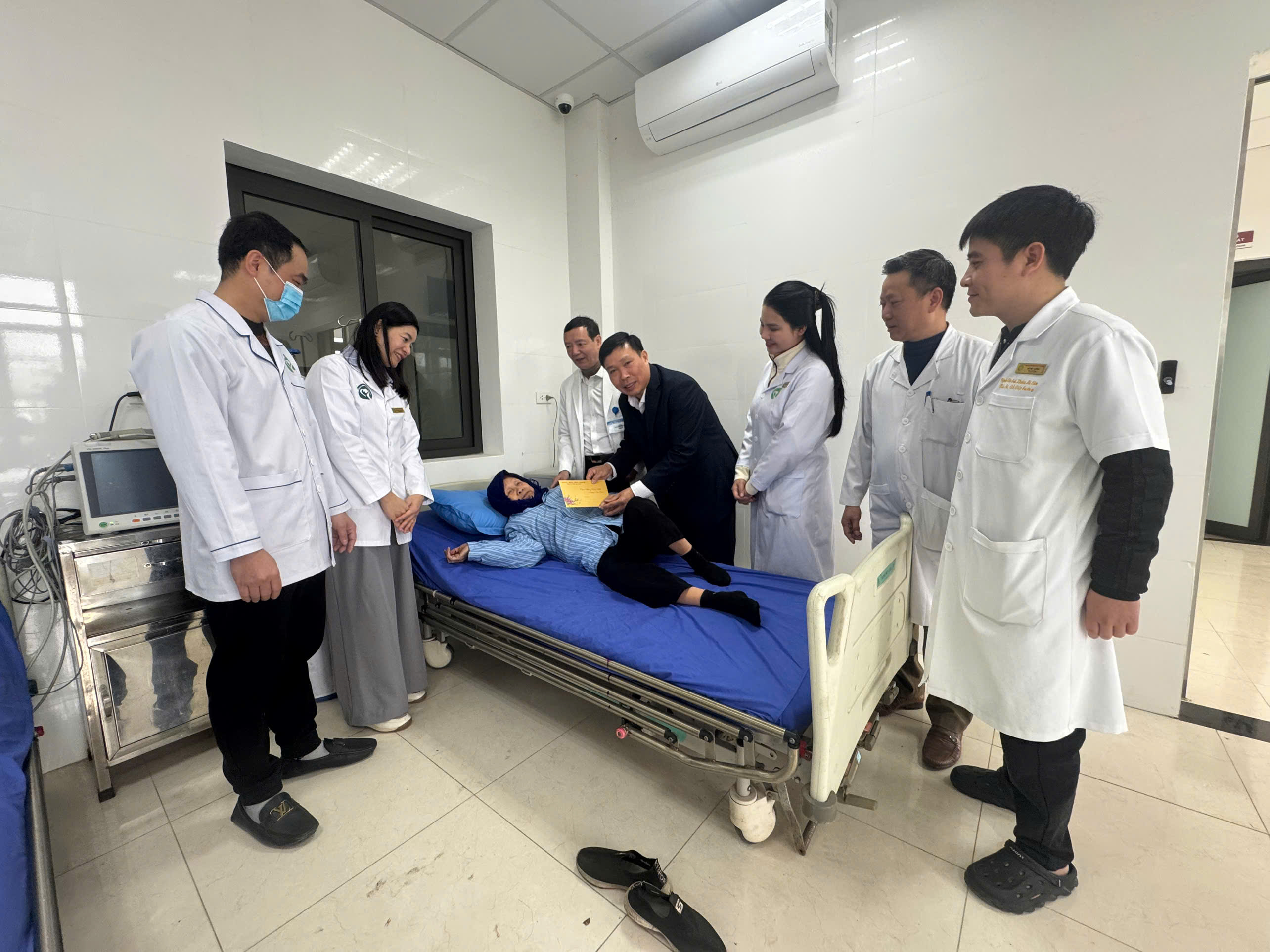 Lãnh đạo Sở Y tế thăm hỏi và tặng quà cho người bệnh nhân dịp tết nguyên đán năm 2026