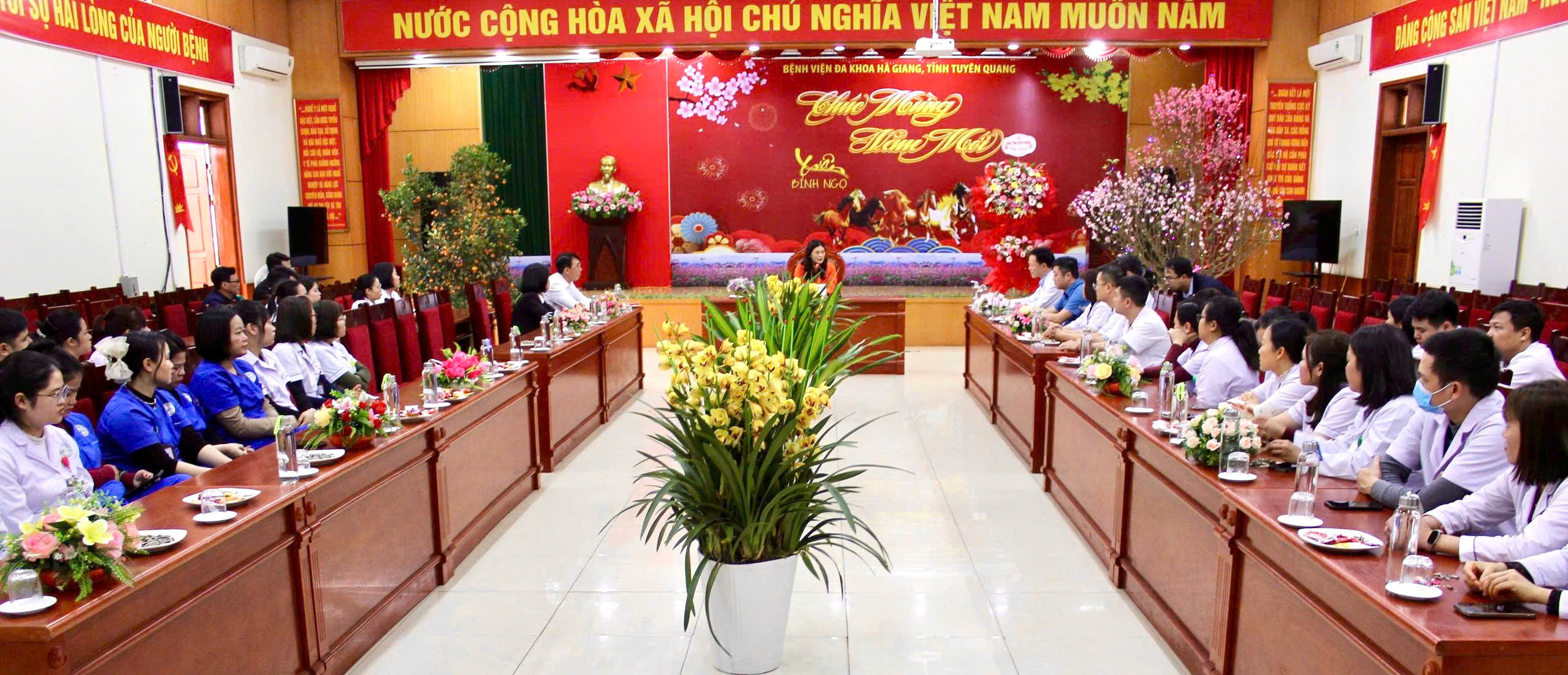 Phó Chủ tịch UBND tỉnh Vương Ngọc Hà đến thăm, chúc mừng đội ngũ cán bộ, y, bác sĩ, người lao động Bệnh viện Đa khoa Hà Giang.