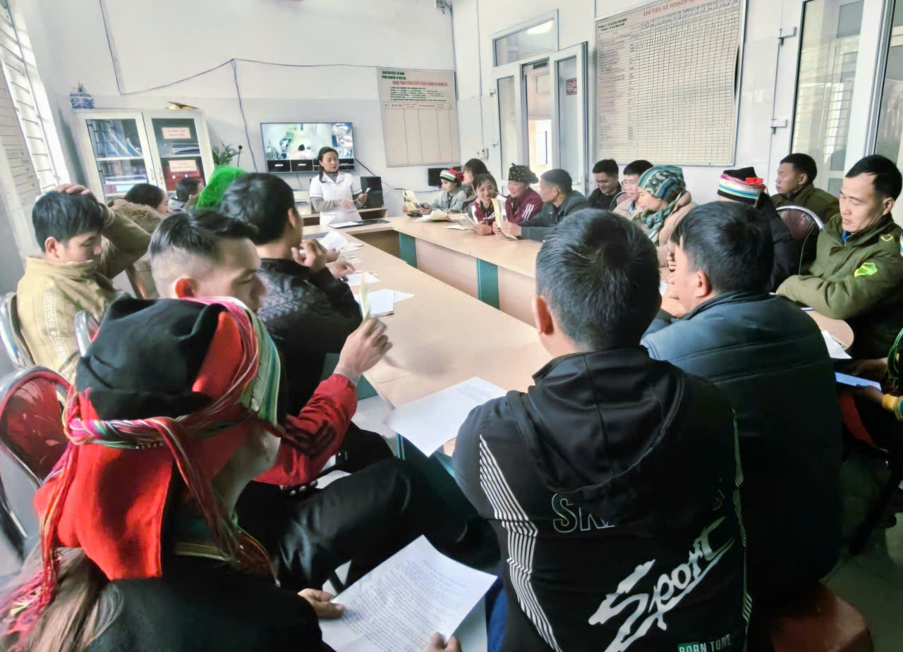 Quang cảnh trong một buổi tuyên truyền, phổ biến, nâng cao kiến thức, kỹ năng Truyền thông GDSK cho nhân viên YTTB tại xã Mậu Duệ của TTYTKV Yên Minh.