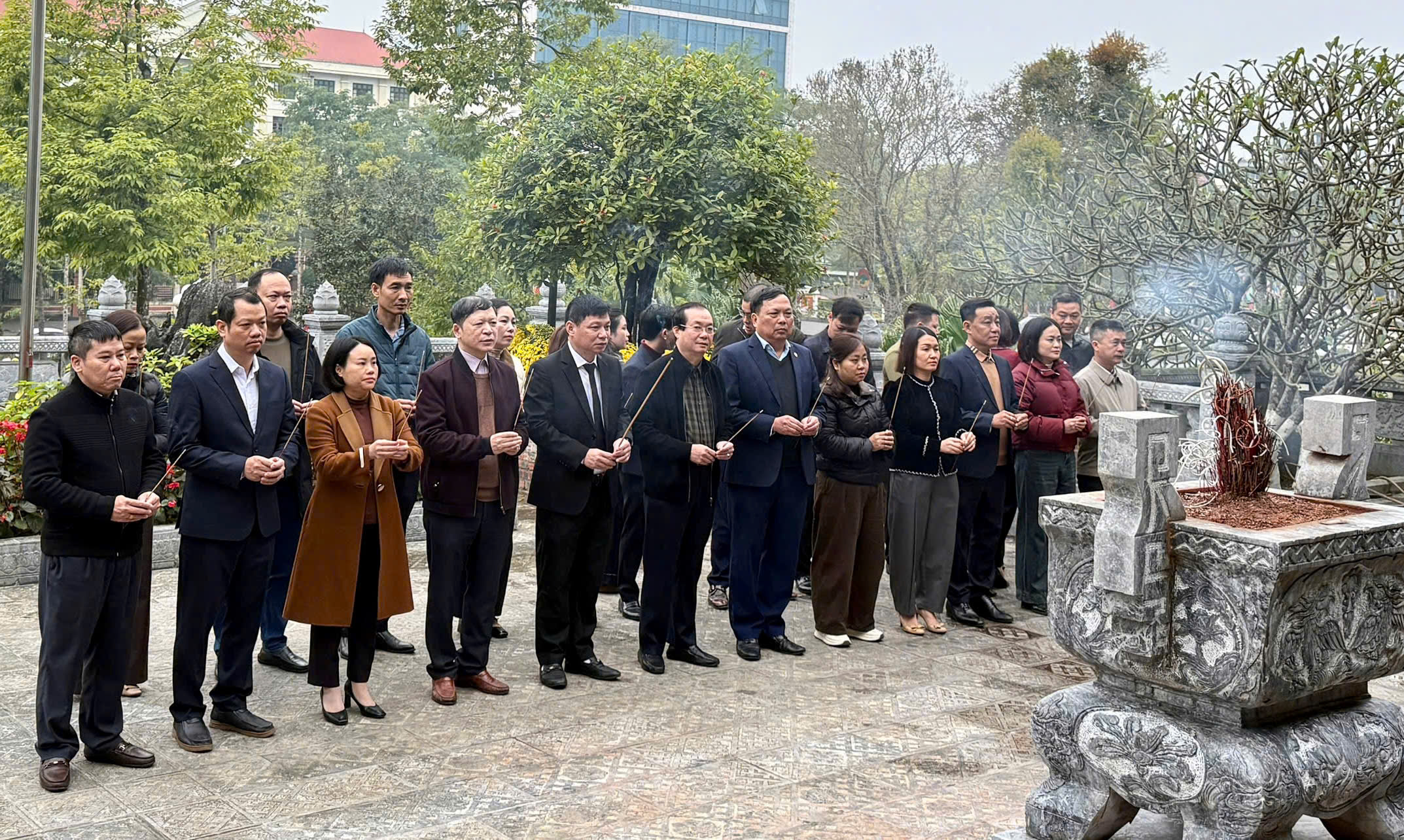 Chi bộ Văn phòng Sở Y tế tỉnh Tuyên Quang tổ chức dâng hương tại Đền thờ Chủ tịch Hồ Chí Minh