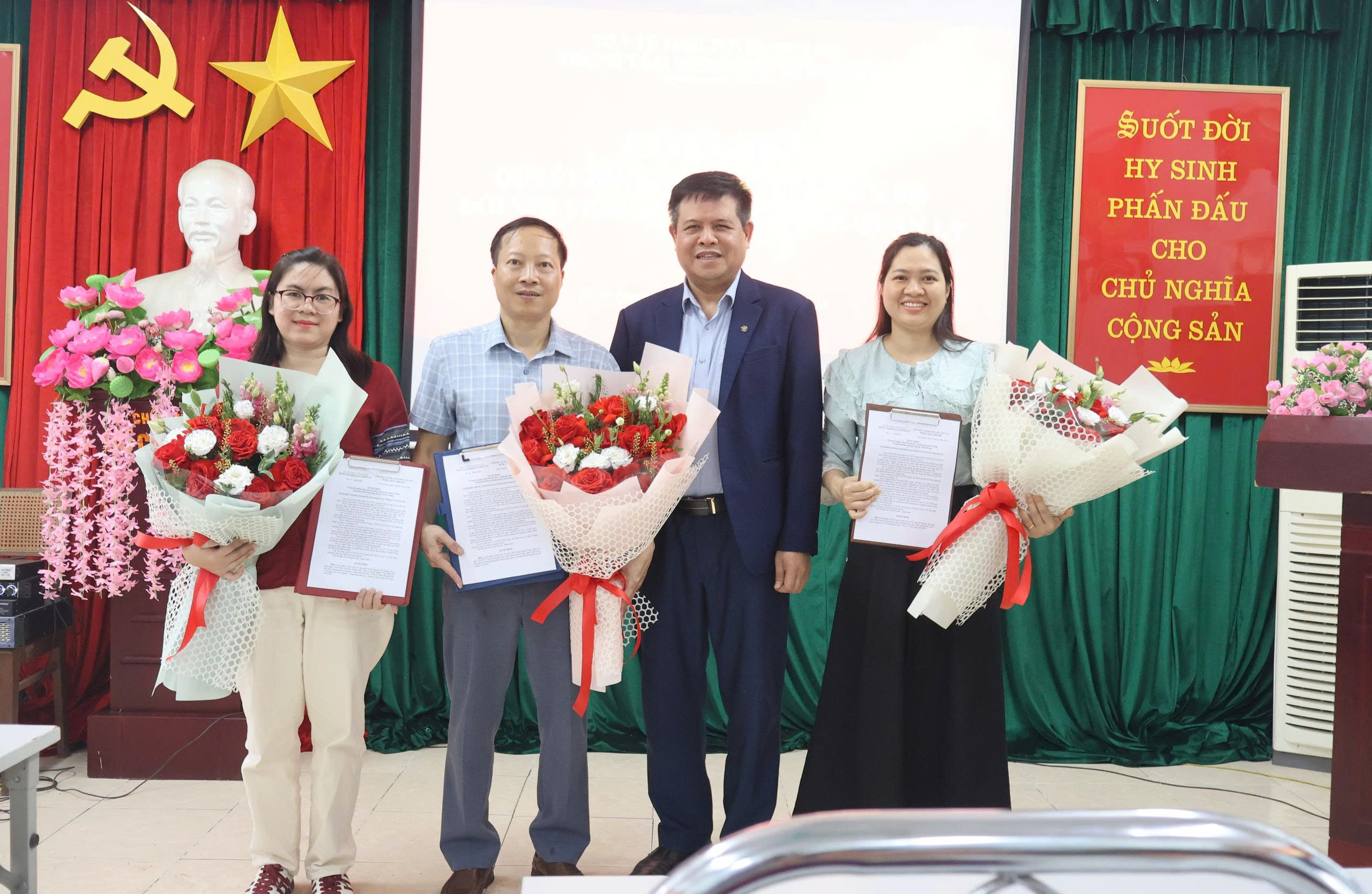 Trung tâm Kiểm soát bệnh tật công bố Quyết định về công tác cán bộ đối với viên chức lãnh đạo quản lý