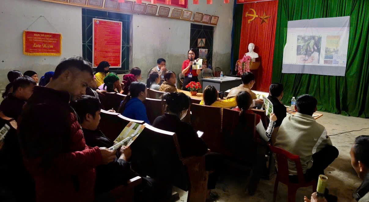 Cán bộ TTYTKV Đồng Văn tuyên truyền những kiến thức cơ bản về công tác chăm sóc sức khoẻ, phòng chống dịch bệnh.